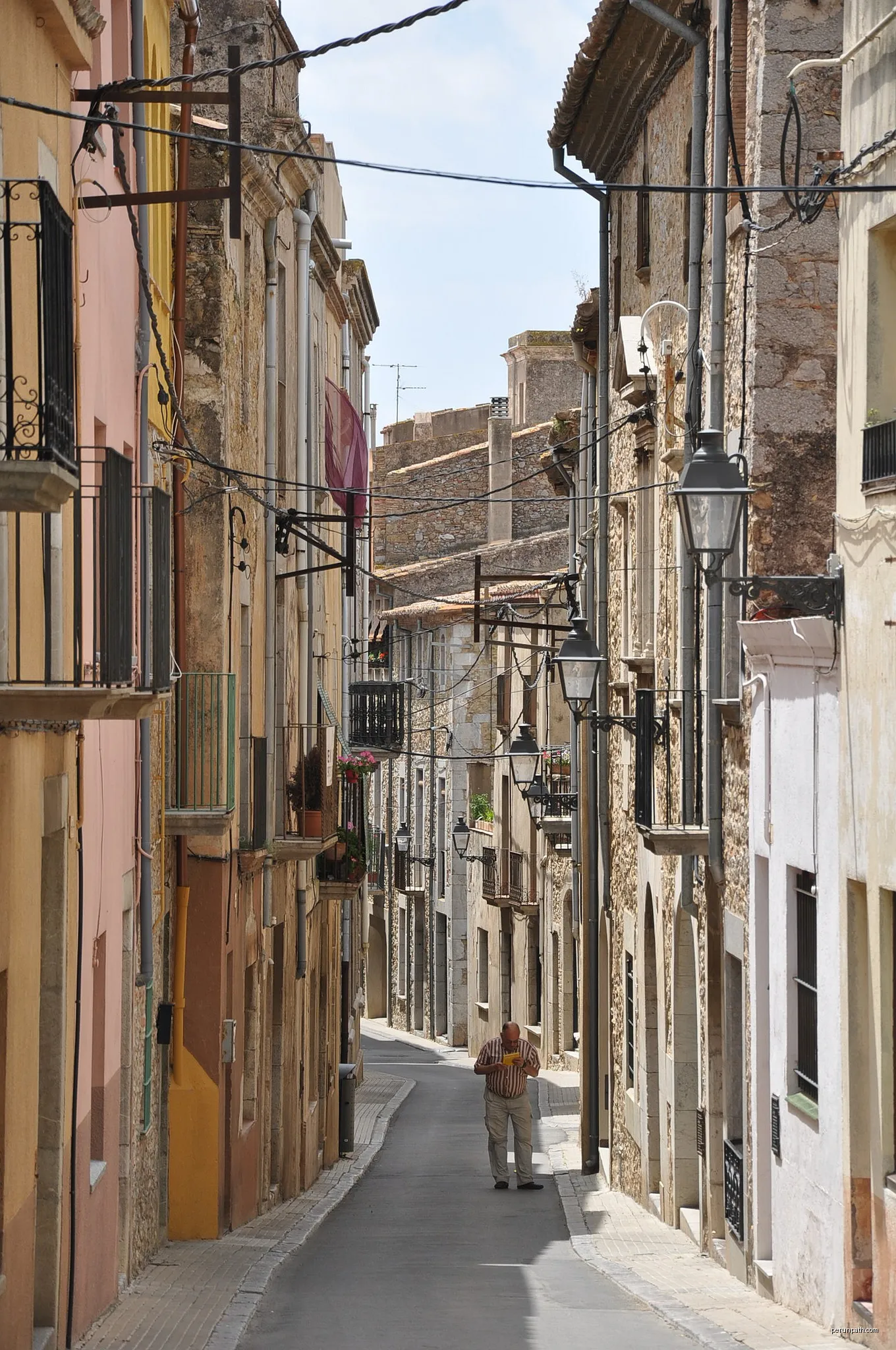 Carrer de l'Església in Torroella de Montgrí (County of Baix Empordà, Catalonia, Spain). | Autor: Vincent van Zeijst | Licencja: CC BY-SA 3.0 | Źródło: Wikimedia Commons