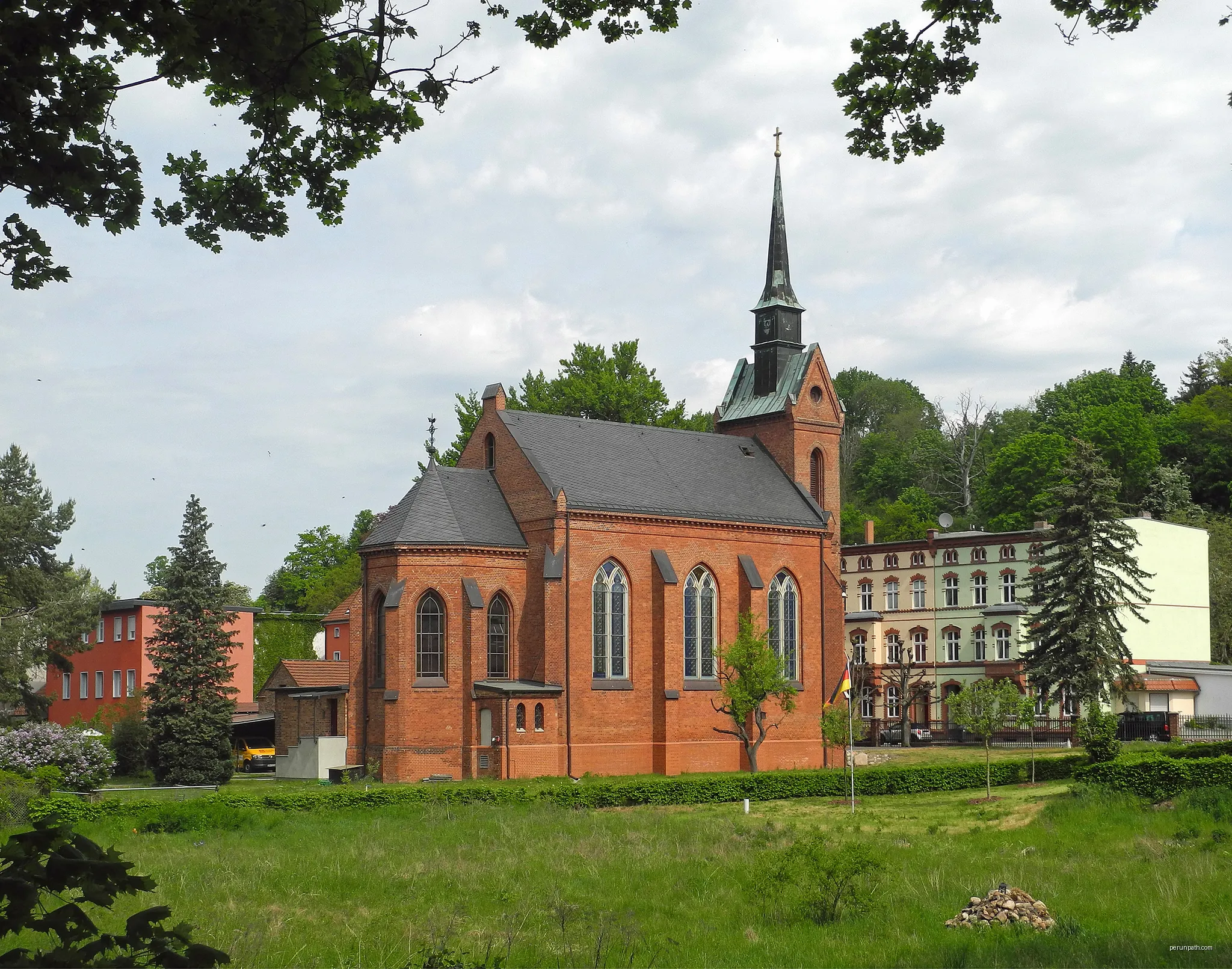 Röm.-kathol. Pfarrkirche St. Benno in Spremberg, Bergstraße 32 | Autor: SchiDD | Licencja: CC BY-SA 4.0 | Źródło: Wikimedia Commons