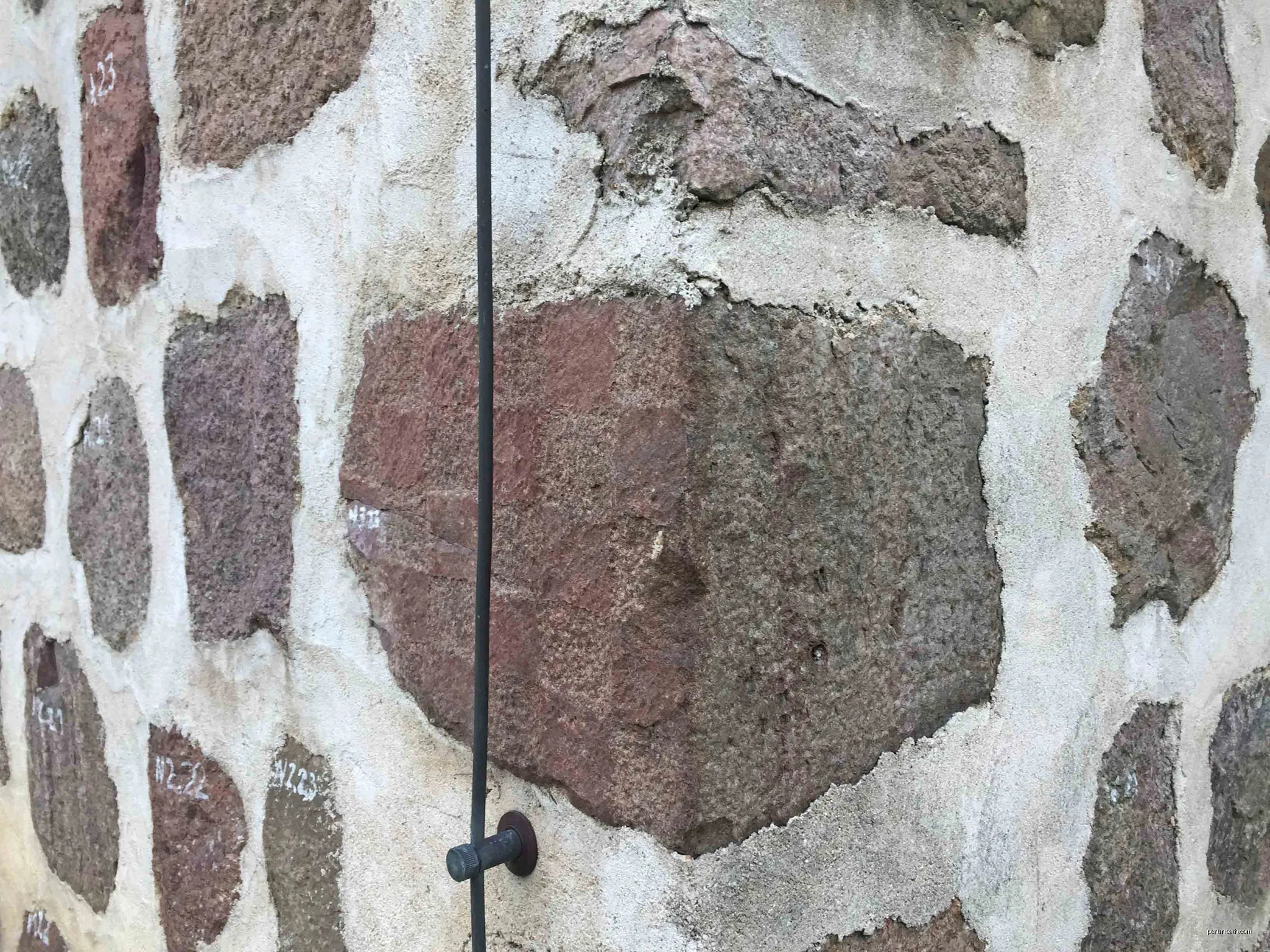 Nærbillede af skakbrætsten i 3. række over soklen på skibets NV-hjørne på Pritzen kirke - stenen har kun mønster på én side | Autor: Beethoven9 | Licencja: CC BY-SA 4.0 | Źródło: Wikimedia Commons