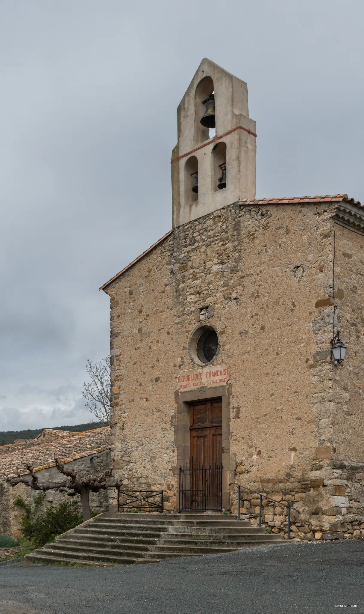 Saint Andrew church in Pradelles-en-Val, Aude, France | Autor: Krzysztof Golik | Licencja: CC BY-SA 4.0 | Źródło: Wikimedia Commons