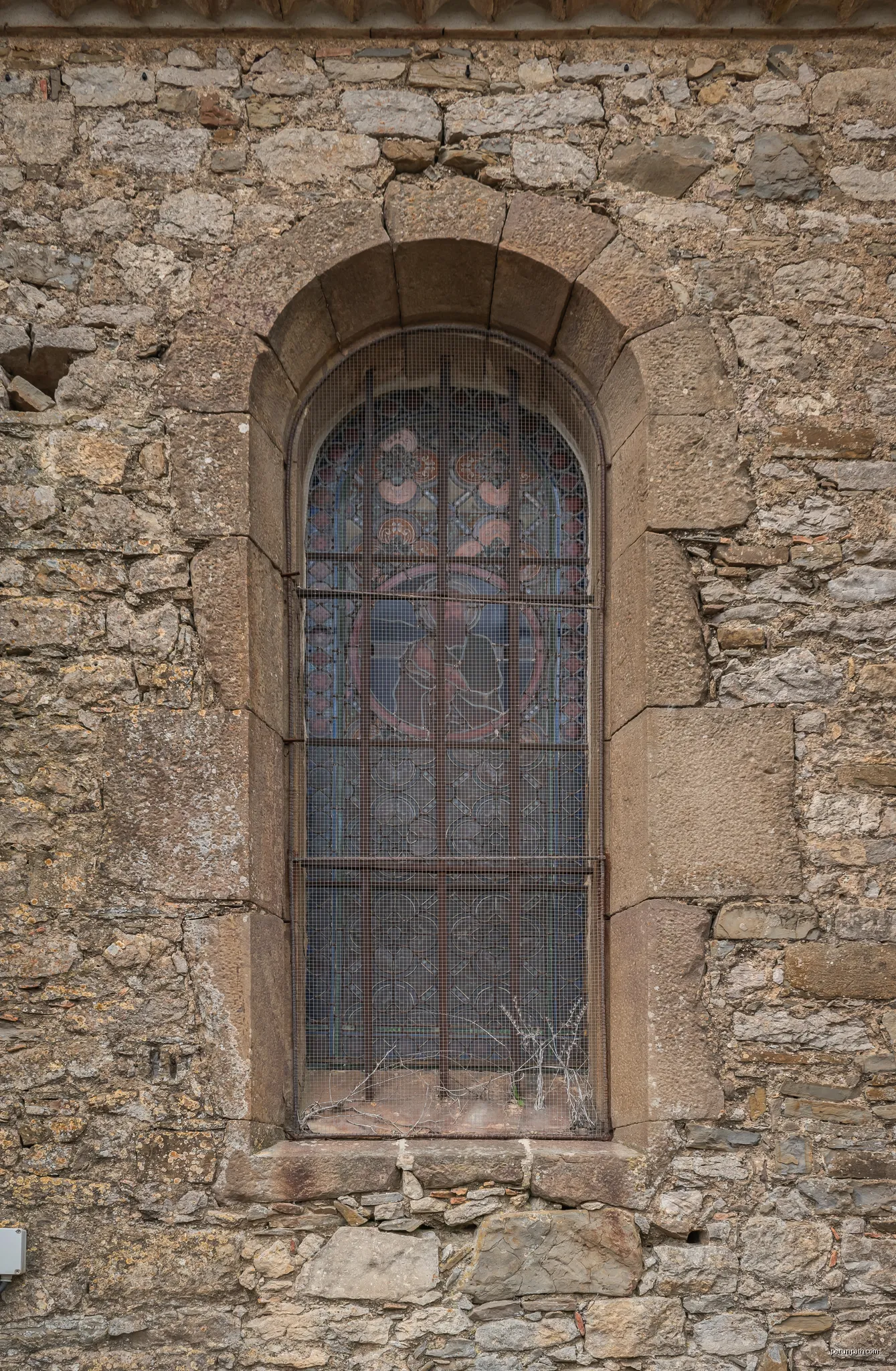 Window of the Saint Andrew church in Pradelles-en-Val, Aude, France | Autor: Krzysztof Golik | Licencja: CC BY-SA 4.0 | Źródło: Wikimedia Commons
