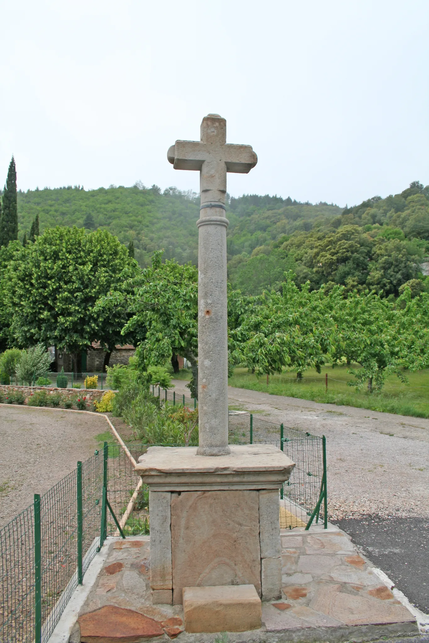 Saint-Geniès-de-Varensal (Hérault) - croix du cimetière. | Autor: Fagairolles 34 | Licencja: CC BY-SA 4.0 | Źródło: Wikimedia Commons