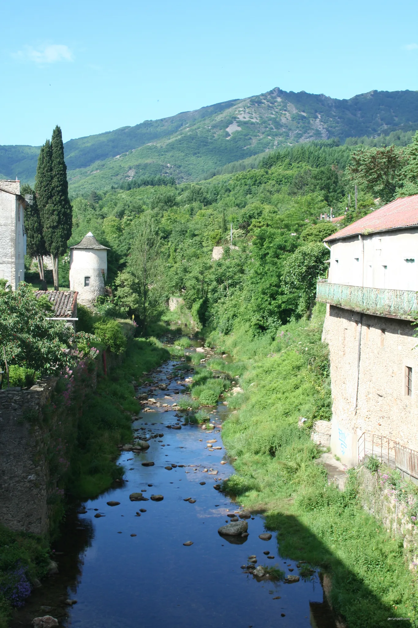 Saint-Gervais-sur-Mare (Hérault) - rivière du Casselouvre, vue du pont. | Autor: Fagairolles 34 | Licencja: CC BY-SA 4.0 | Źródło: Wikimedia Commons