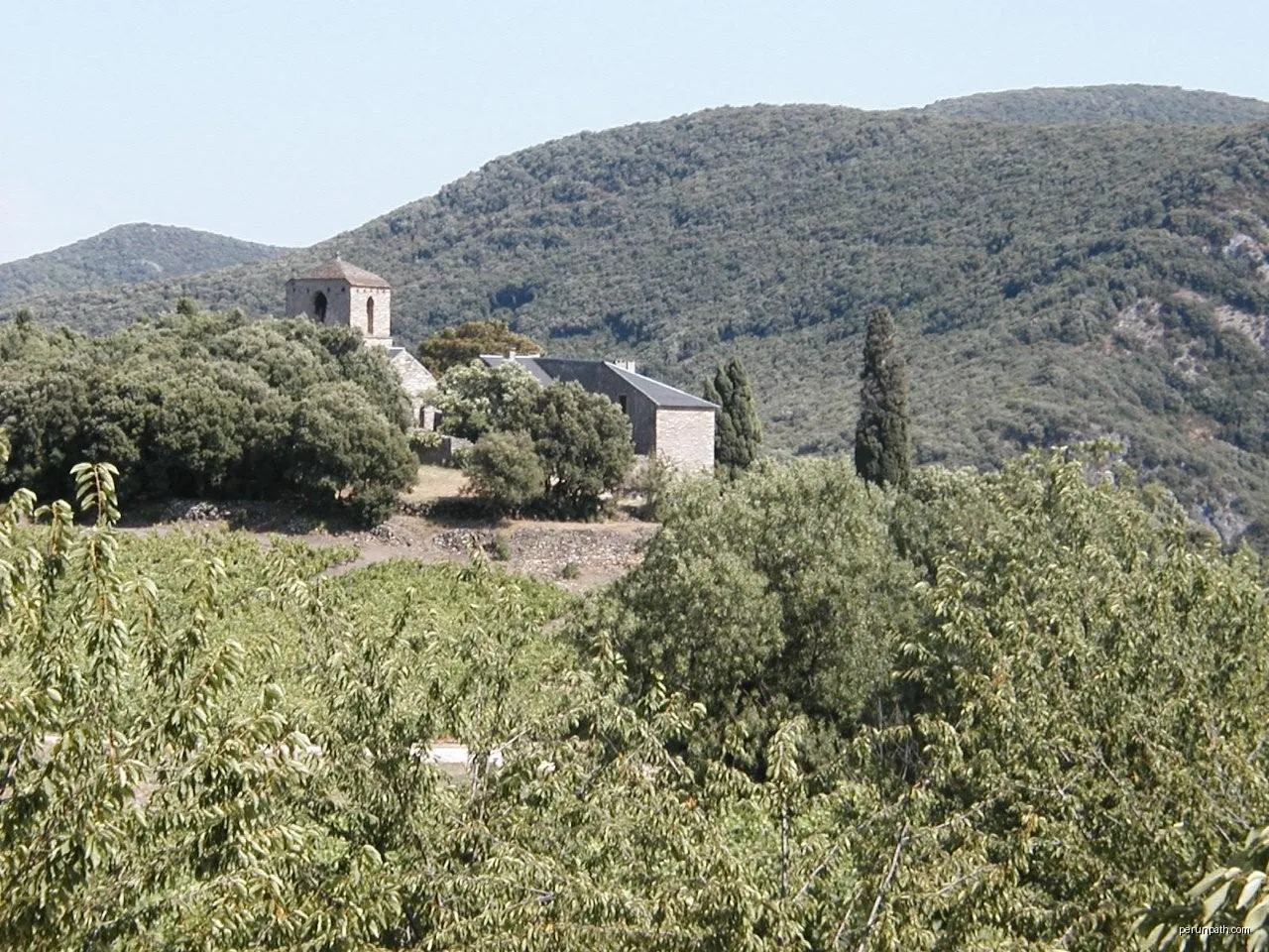 Saint-Julien (Hérault) - Vue générale du prieuré. | Autor: Fagairolles 34 | Licencja: CC BY-SA 4.0 | Źródło: Wikimedia Commons