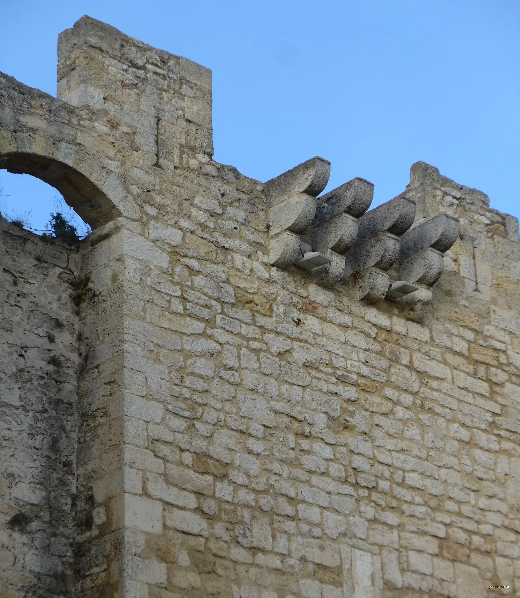 Enceinte construite au 15° siècle | Autor: Celeda | Licencja: CC BY-SA 4.0 | Źródło: Wikimedia Commons