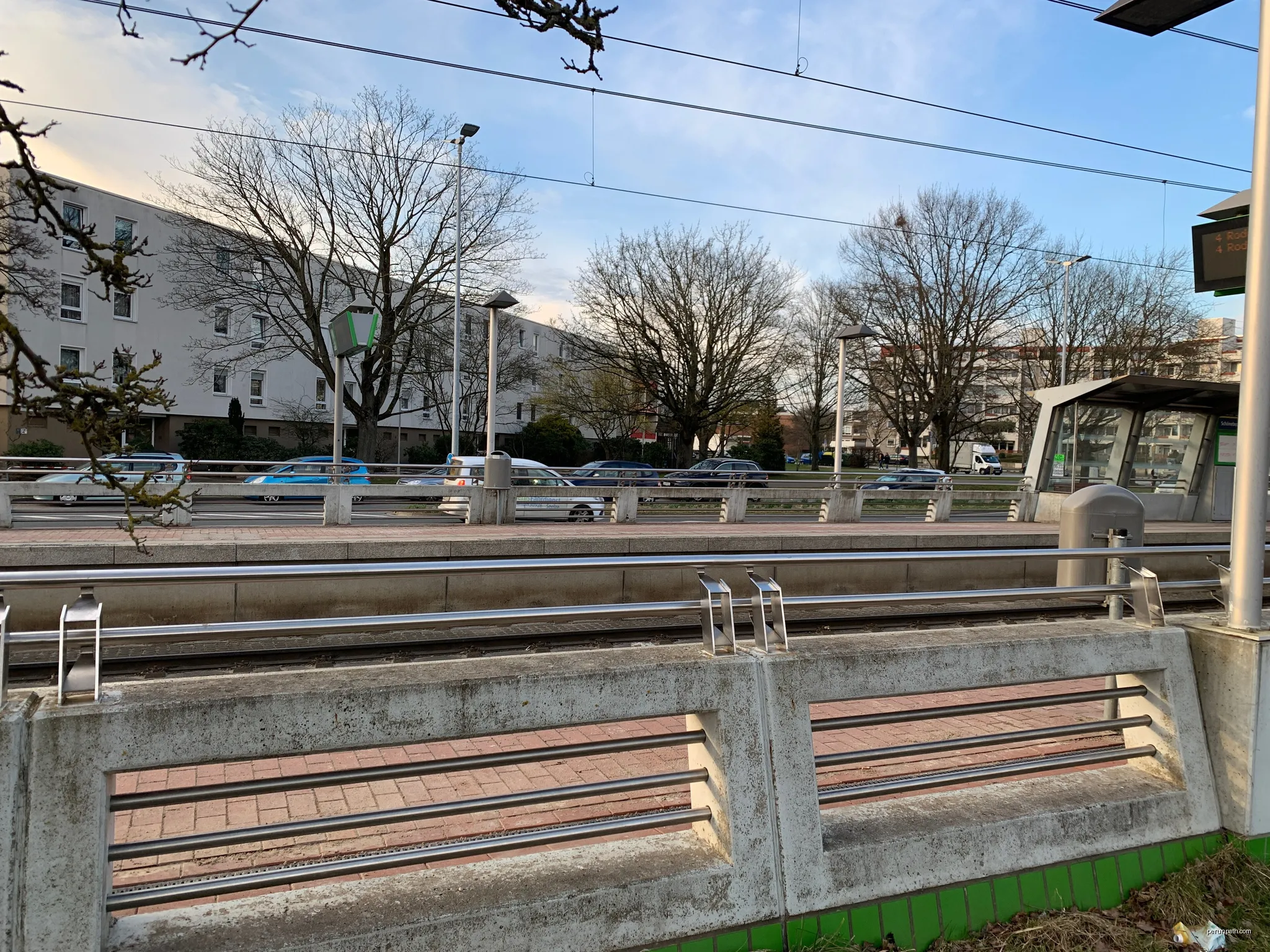 Blick auf die Stadtbahnhaltestelle Schönebecker Allee | Autor: Nortix08 | Licencja: CC BY-SA 4.0 | Źródło: Wikimedia Commons