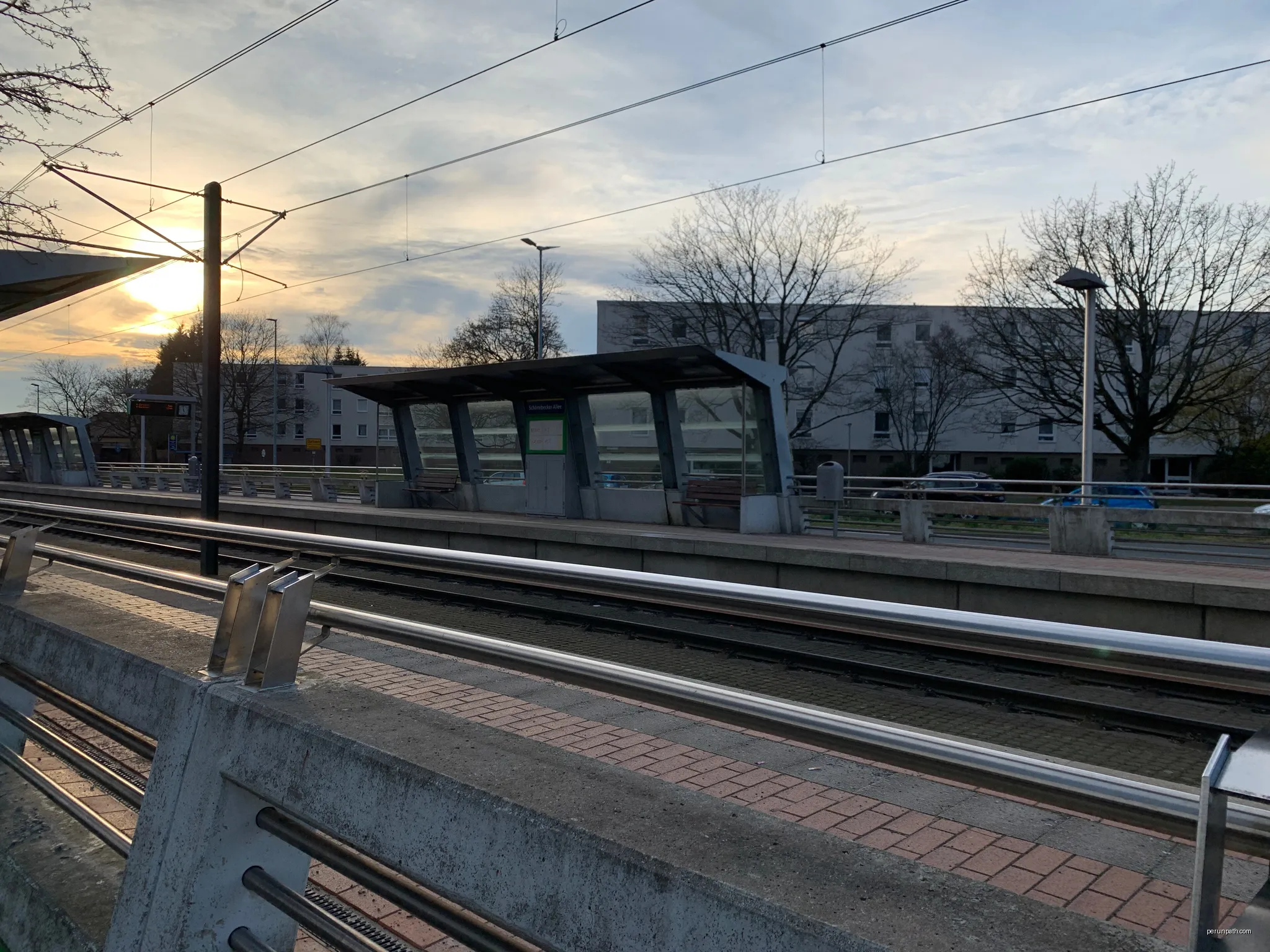 Blick auf die Stadtbahnhaltestelle Schönebecker Allee | Autor: Nortix08 | Licencja: CC BY-SA 4.0 | Źródło: Wikimedia Commons