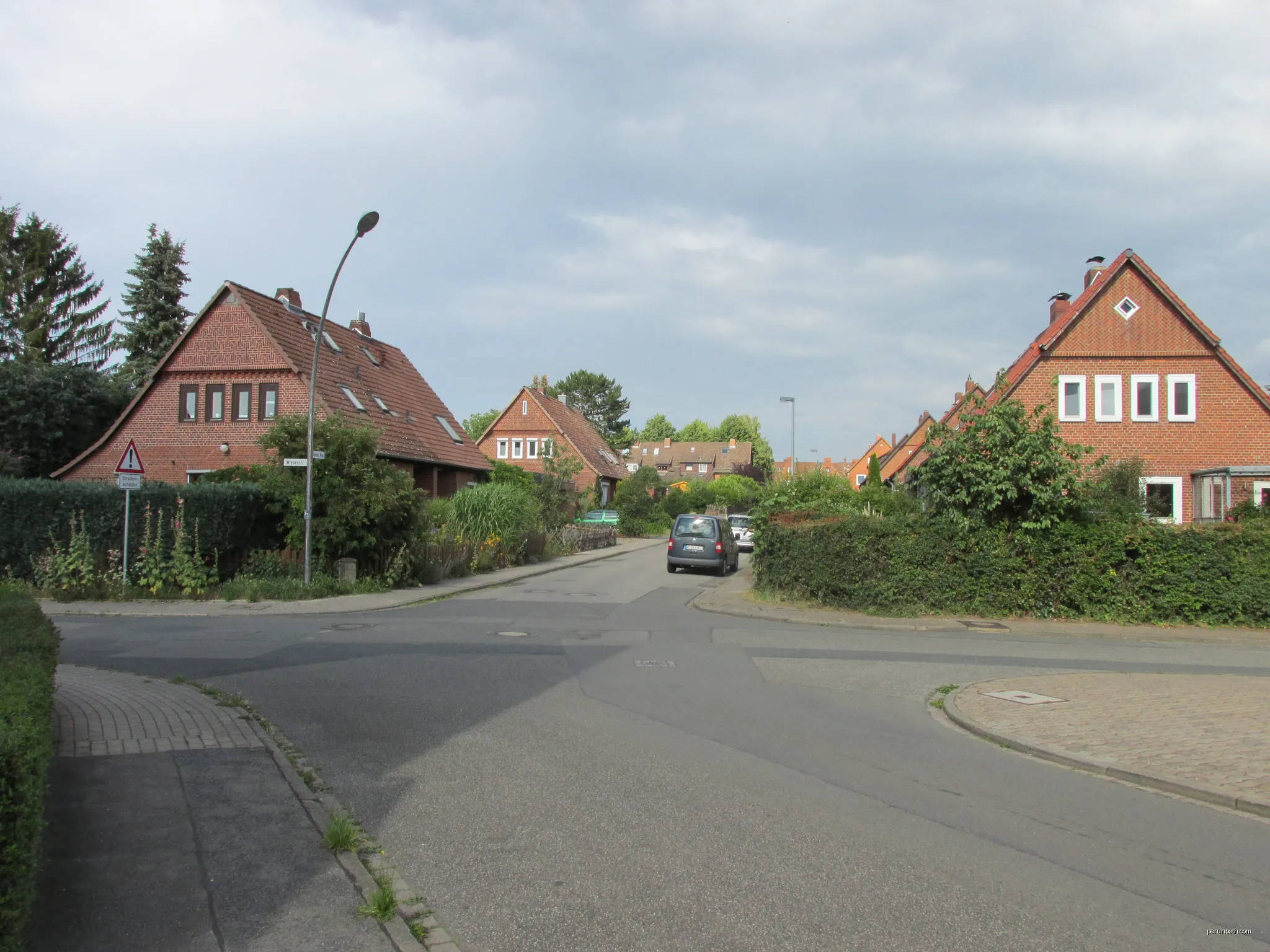 Blick von der Wiesenstraße in Laatzen in die Straße Steiler Weg | Autor: GeorgDerReisende | Licencja: CC BY-SA 4.0 | Źródło: Wikimedia Commons