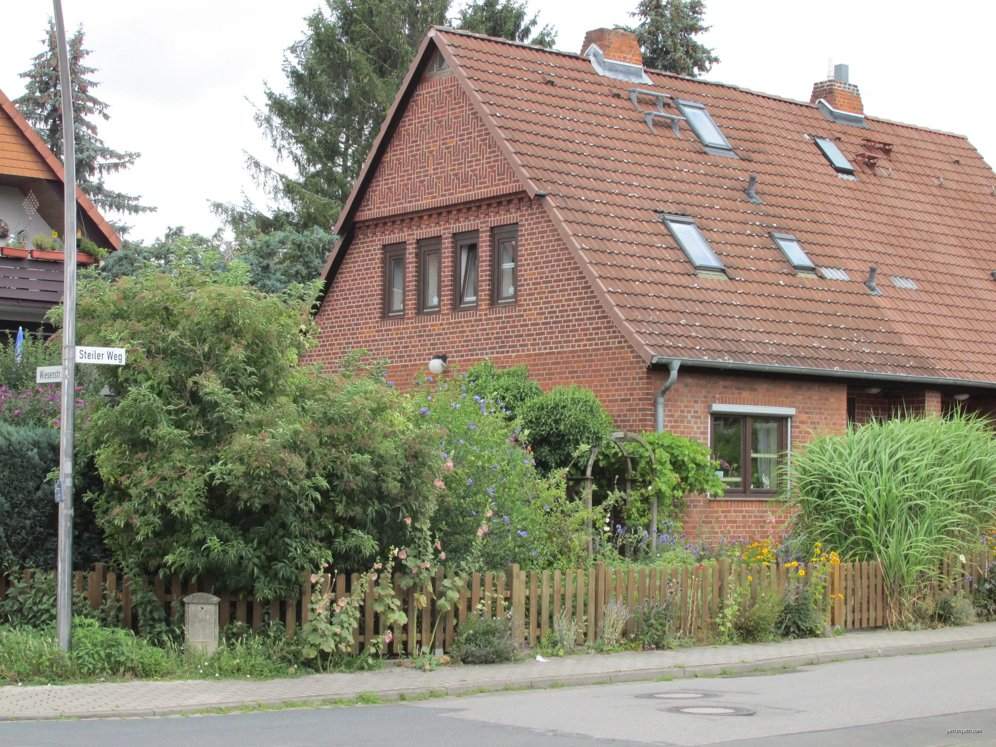 das Haus Steiler Weg 8 in Laatzen | Autor: GeorgDerReisende | Licencja: CC BY-SA 4.0 | Źródło: Wikimedia Commons