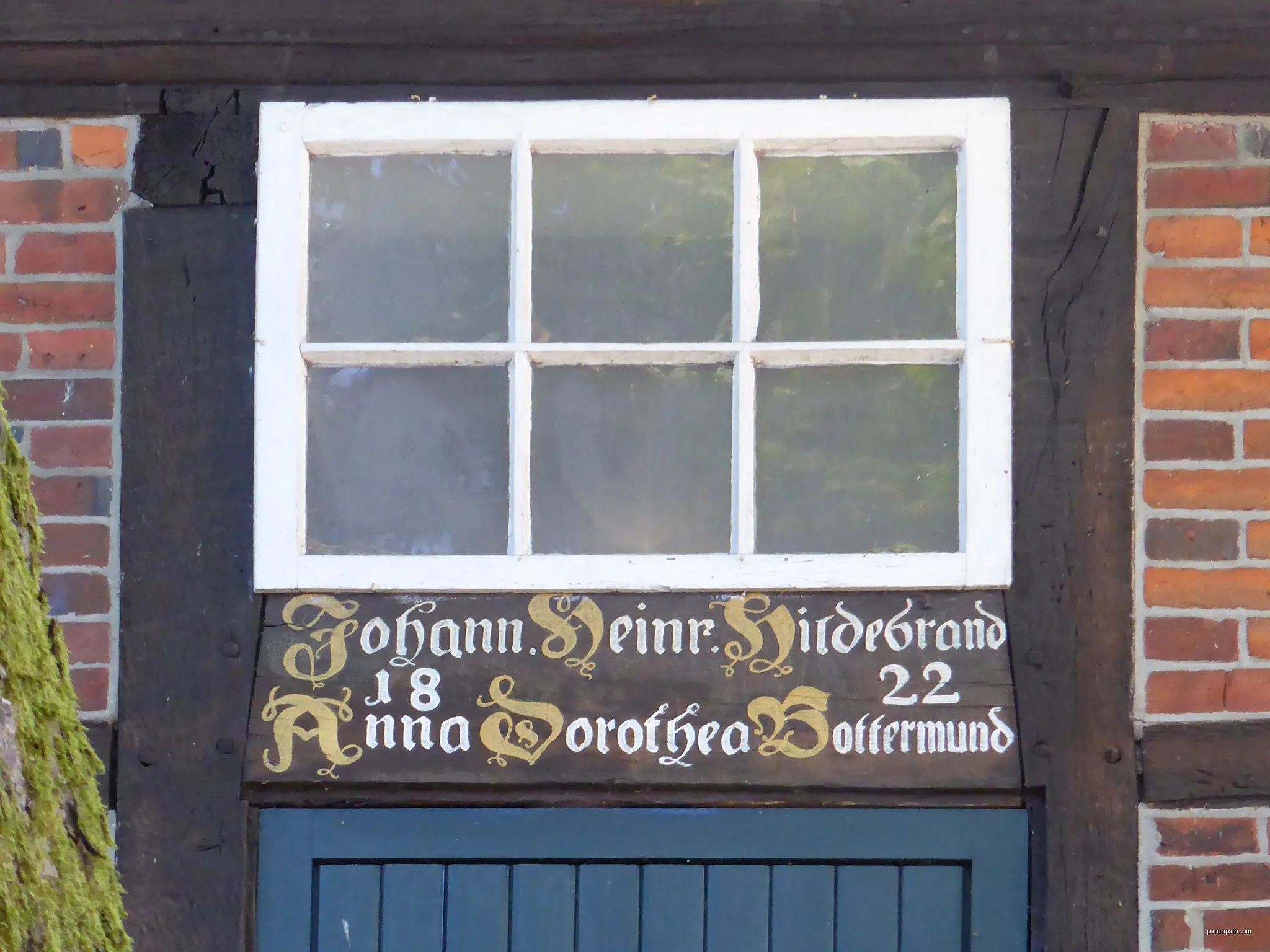 Schulmuseum Steinhorst, schulgeschichtliche Bibliothek, Detail an der Außenwand. | Autor: Kirchenfan | Licencja: CC0 | Źródło: Wikimedia Commons