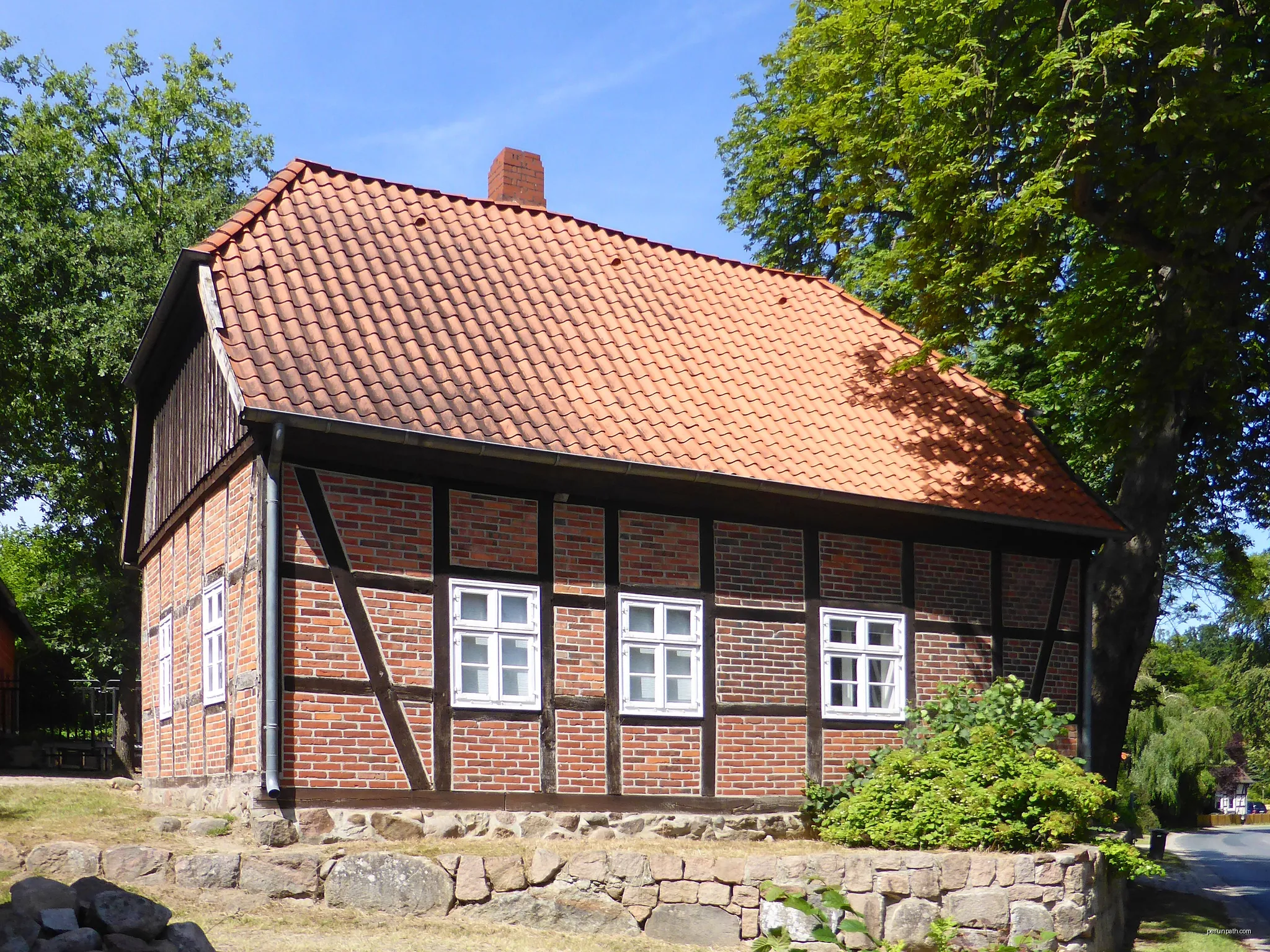 Schulmuseum Steinhorst, ehemalige Dorfschmiede, heute schulgeschichtliche Bibliothek. | Autor: Kirchenfan | Licencja: CC0 | Źródło: Wikimedia Commons