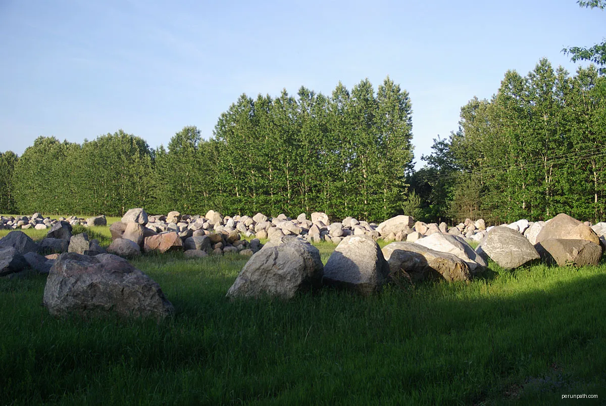 Garden with erratic boulders in Steinitz (Drebkau), Brandenburg, Germany | Autor: Stefan Fussan | Licencja: CC BY-SA 3.0 | Źródło: Wikimedia Commons
