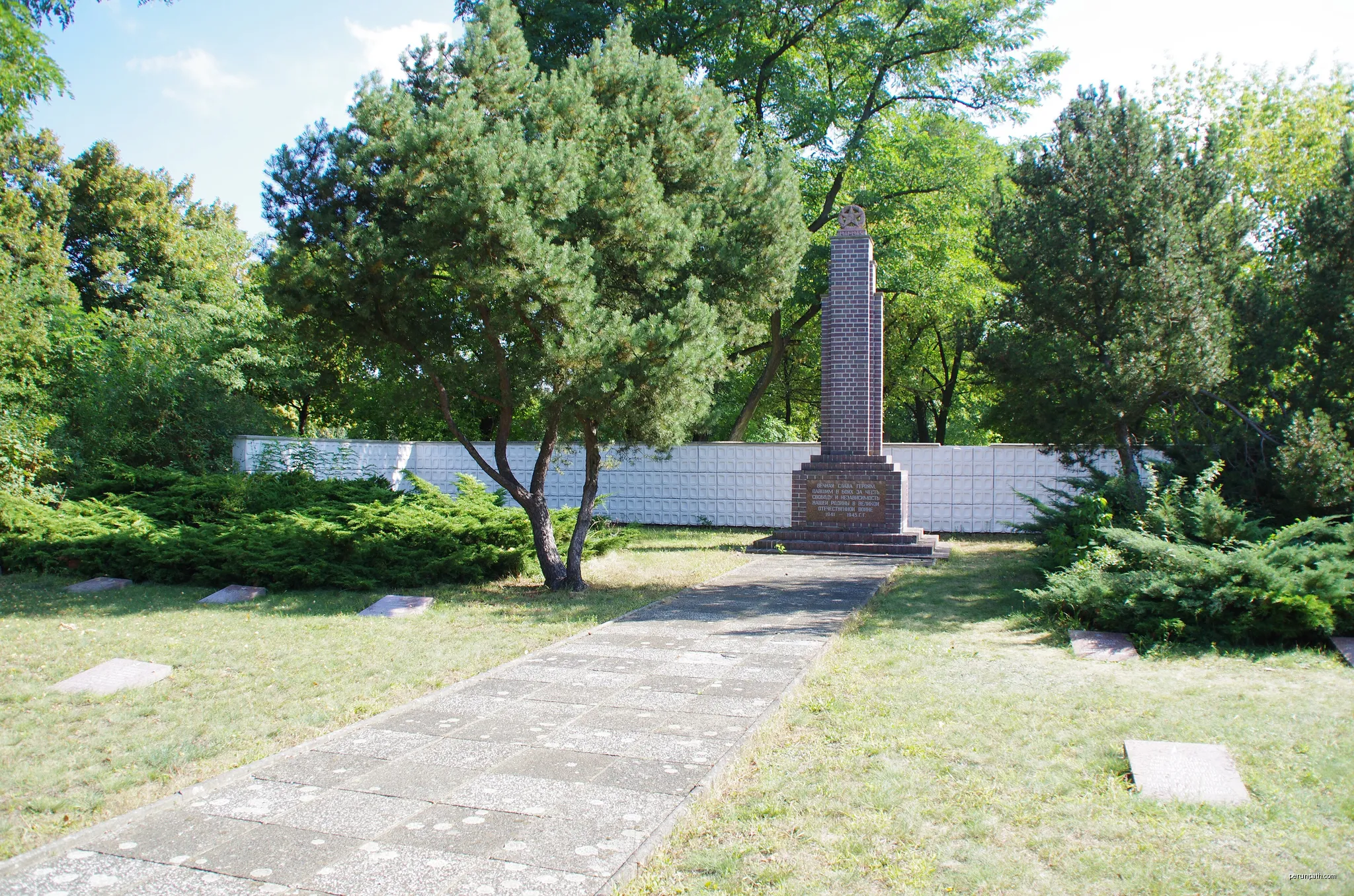 Lübbenau/Spreewald in Brandenburg. Der Sowjetische Friedhof  steht unter Denkmalschutz. | Autor: Clemensfranz | Licencja: CC BY-SA 3.0 | Źródło: Wikimedia Commons