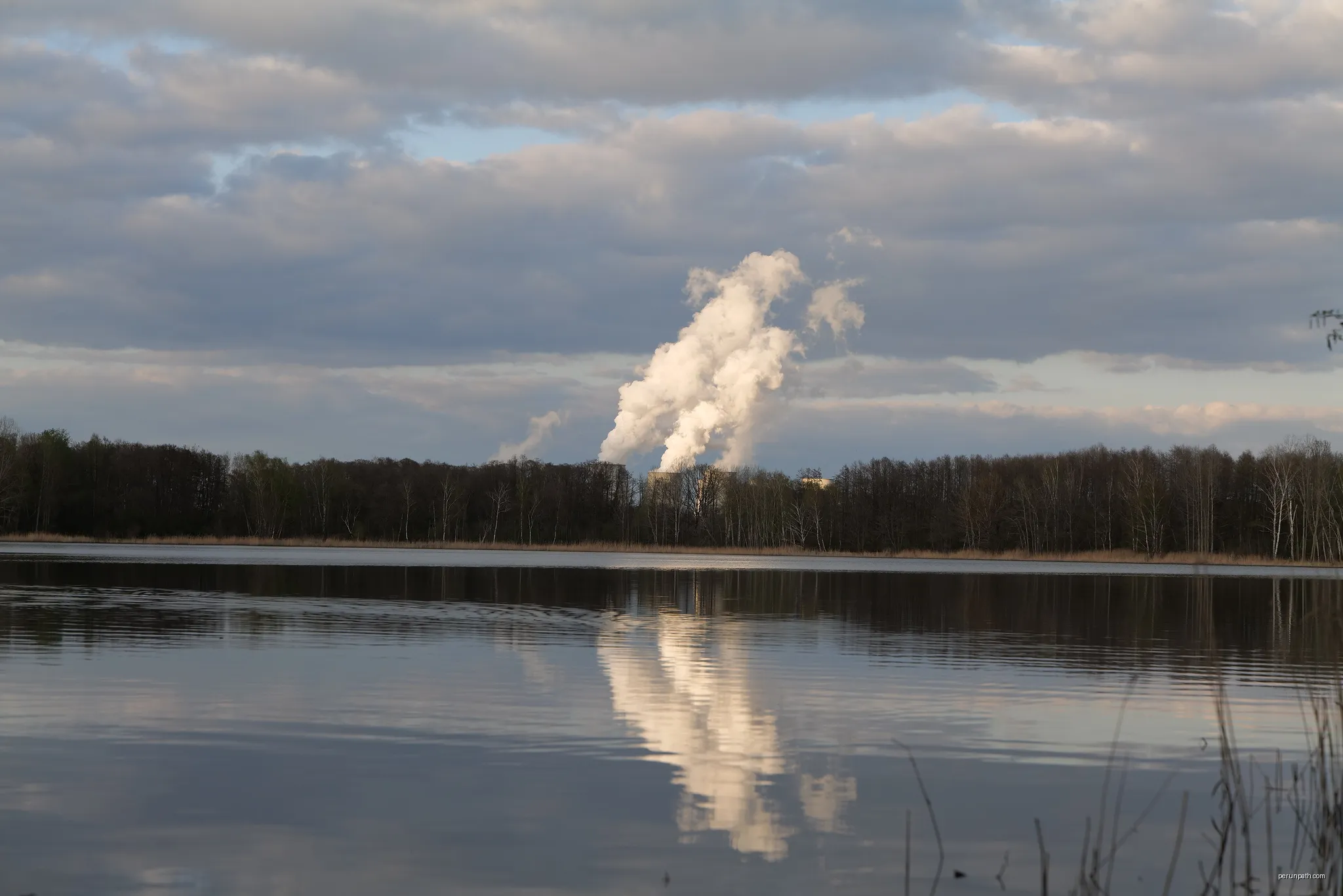 Streckteich der Peitzer Teiche am 24. April 2021. | Autor: Leonhard Lenz | Licencja: CC0 | Źródło: Wikimedia Commons