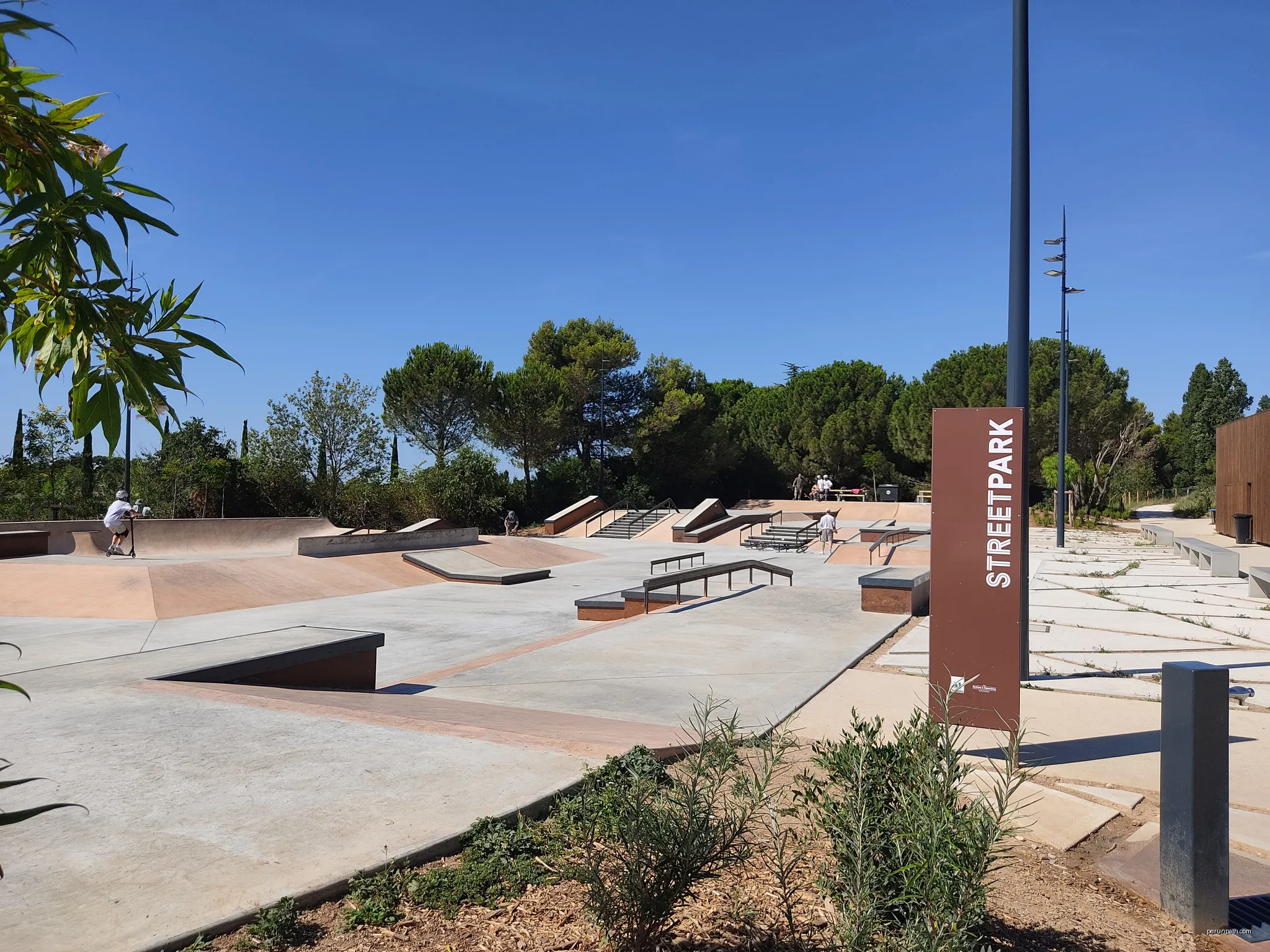 Aperçu du streetpark au sein du BMX skatepark international de Montpellier. | Autor: Jeanne à vélo | Licencja: CC BY-SA 4.0 | Źródło: Wikimedia Commons