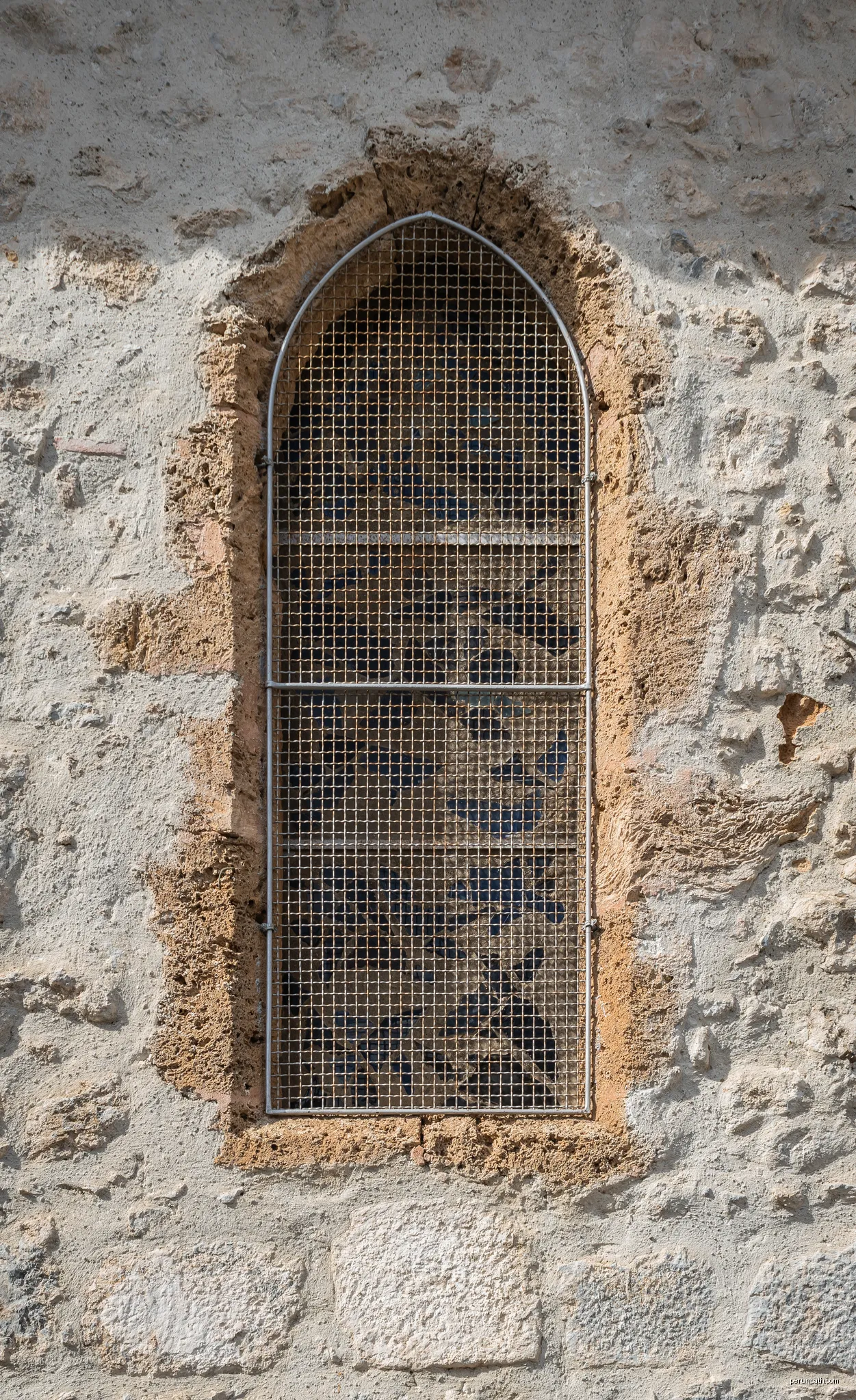 Window of the Saints Quiricus and Julietta church in Laroque-de-Fa, Aude, France | Autor: Krzysztof Golik | Licencja: CC BY-SA 4.0 | Źródło: Wikimedia Commons