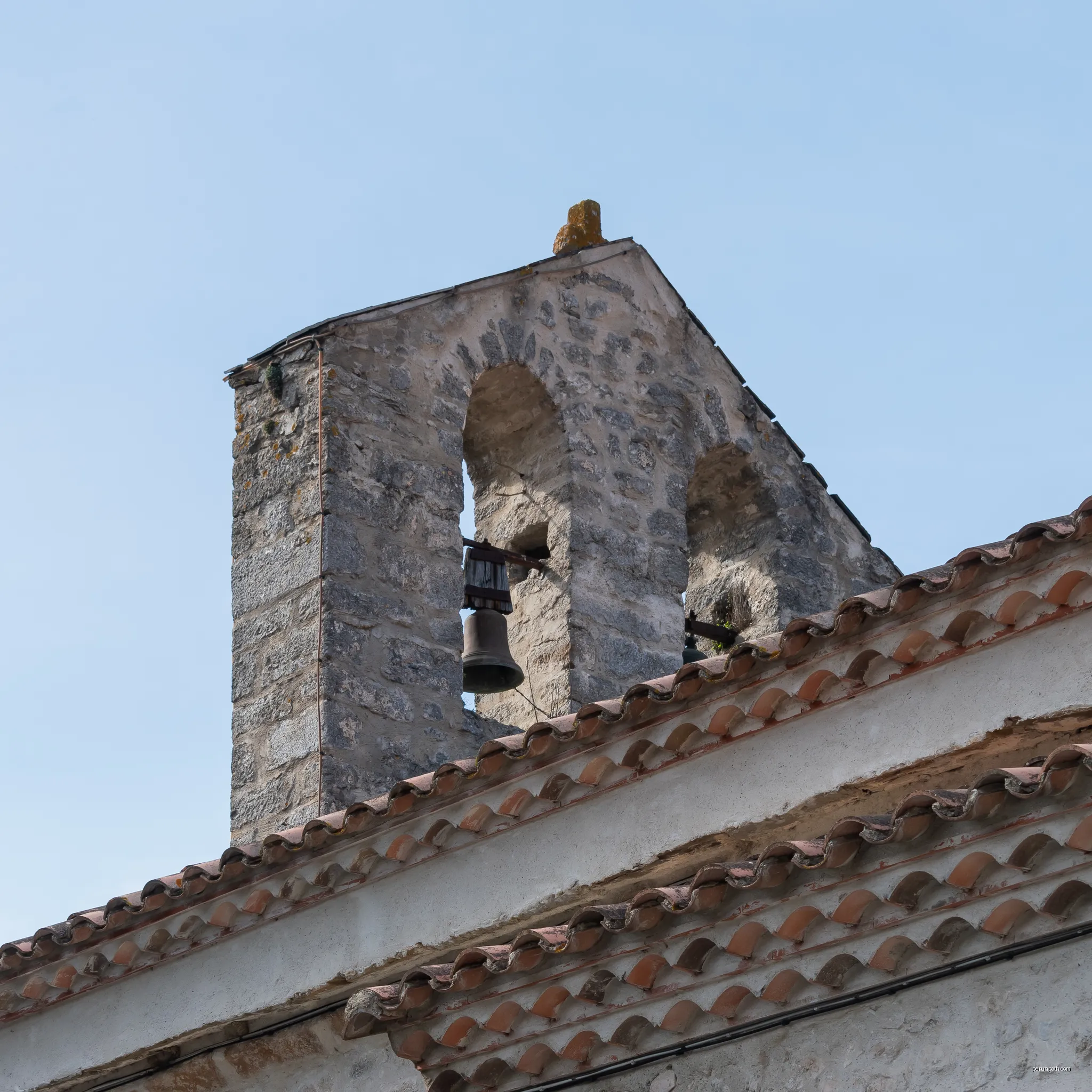 Bell tower of the Saints Quiricus and Julietta church in Laroque-de-Fa, Aude, France | Autor: Krzysztof Golik | Licencja: CC BY-SA 4.0 | Źródło: Wikimedia Commons