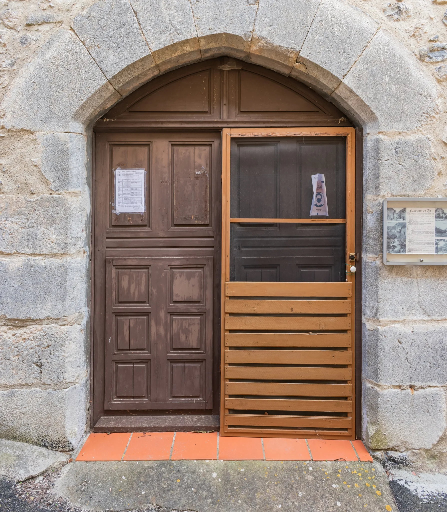 Portal of the Saints Quiricus and Julietta church in Laroque-de-Fa, Aude, France | Autor: Krzysztof Golik | Licencja: CC BY-SA 4.0 | Źródło: Wikimedia Commons