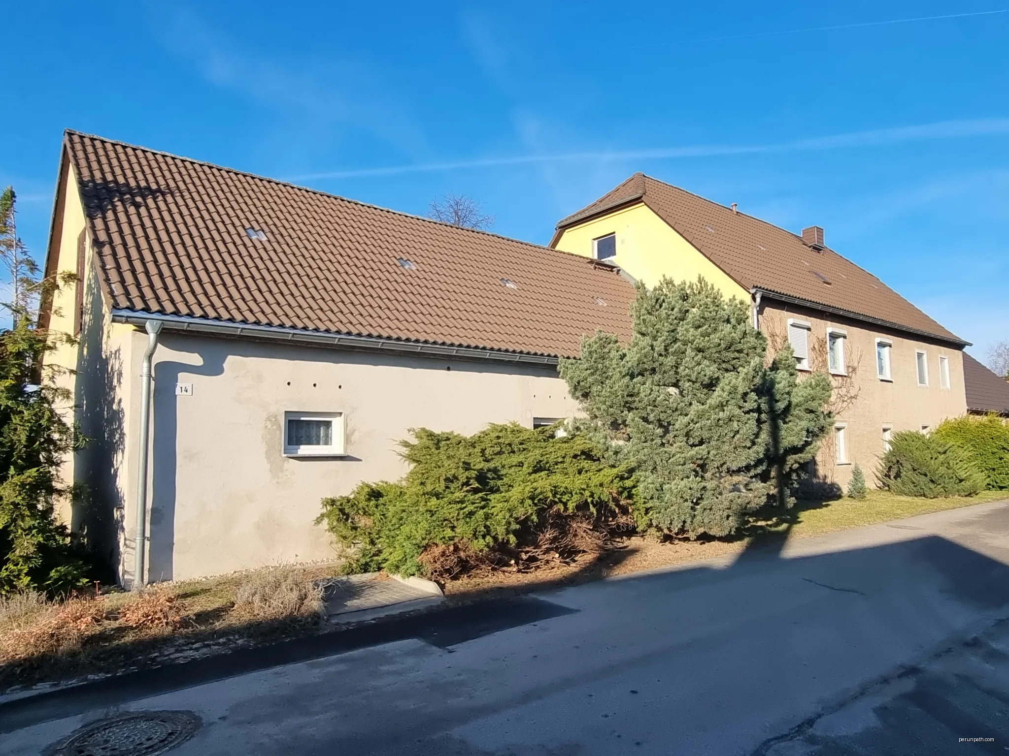 Südliches Wohnhaus des ehemaligen Vorwerks mit nordöstlichem Wirtschaftsgebäude Zum Schlosspark 12, 14 | Autor: Conny | Licencja: CC BY-SA 3.0 | Źródło: Wikimedia Commons