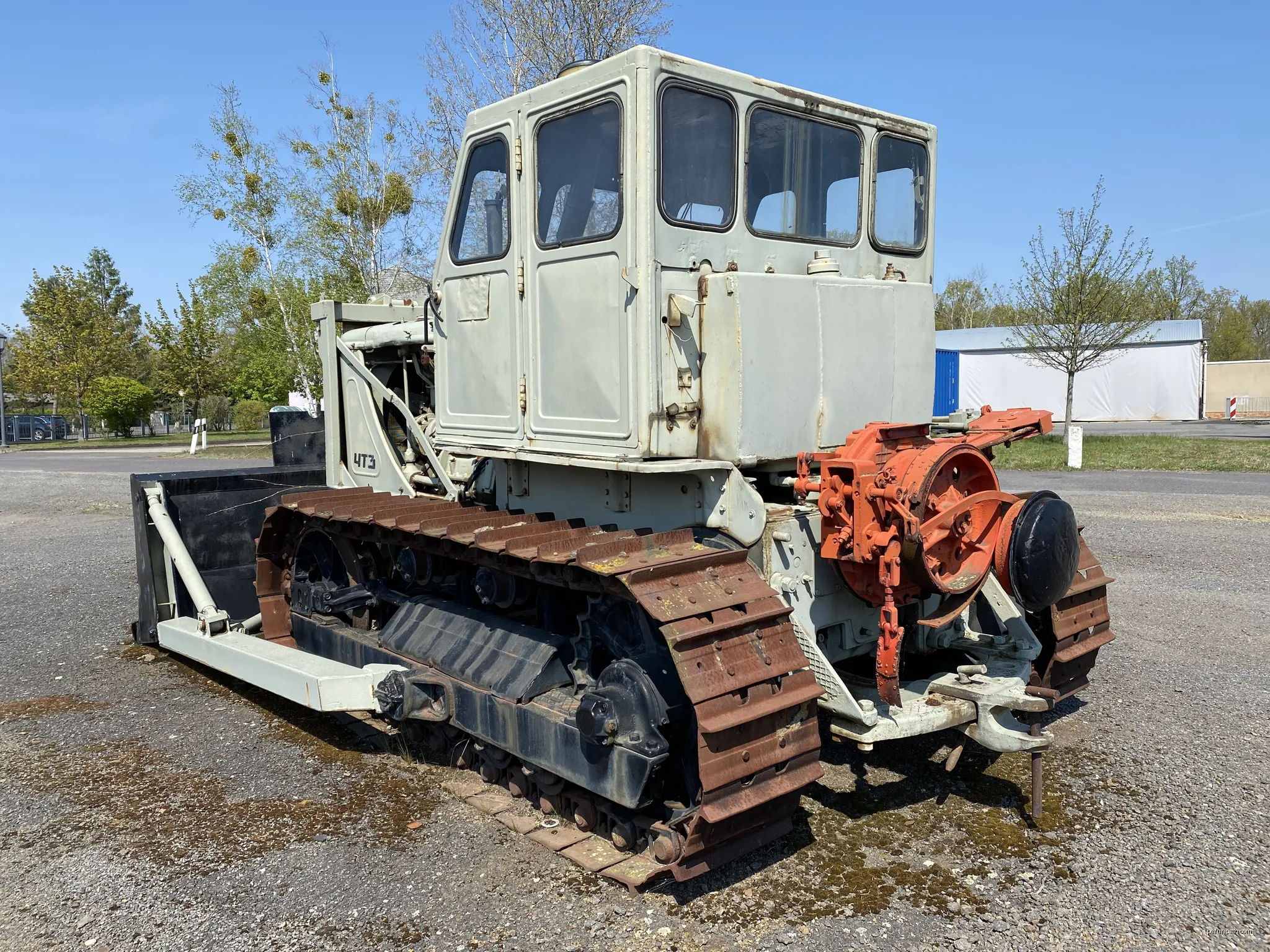 Tractor T100M, Kreis-Straßen-Meisterei Hörlitz 2022 hinten-rechts | Autor: LutzBruno | Licencja: CC BY 3.0 | Źródło: Wikimedia Commons