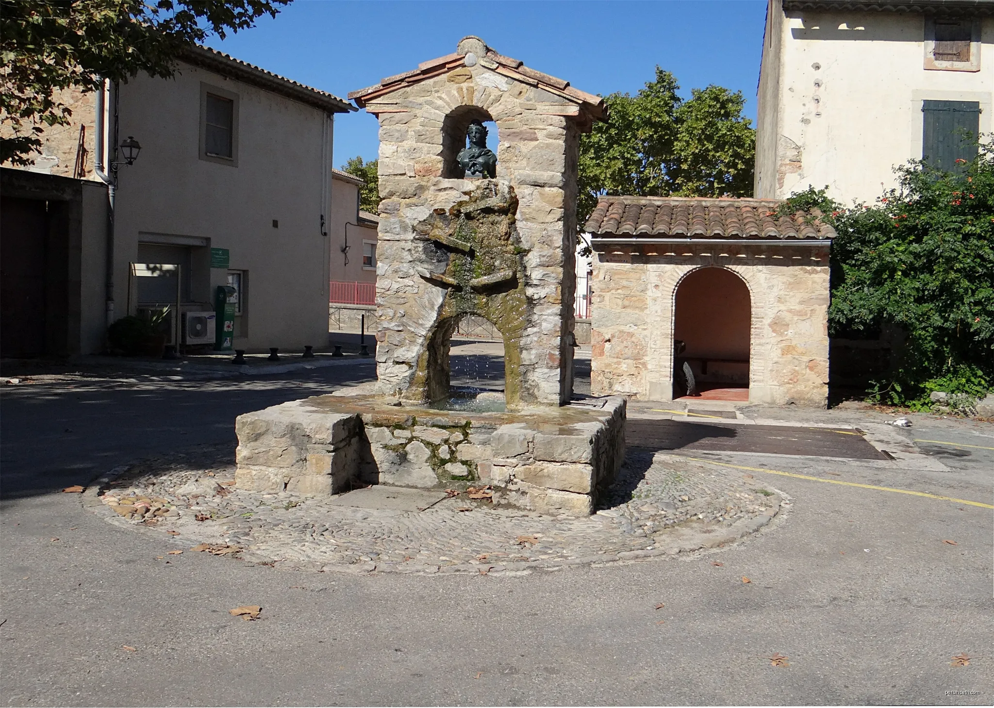 Fountain, Republic Square, Talairan, Aude, France. | Autor: Wayne77 | Licencja: CC BY-SA 4.0 | Źródło: Wikimedia Commons