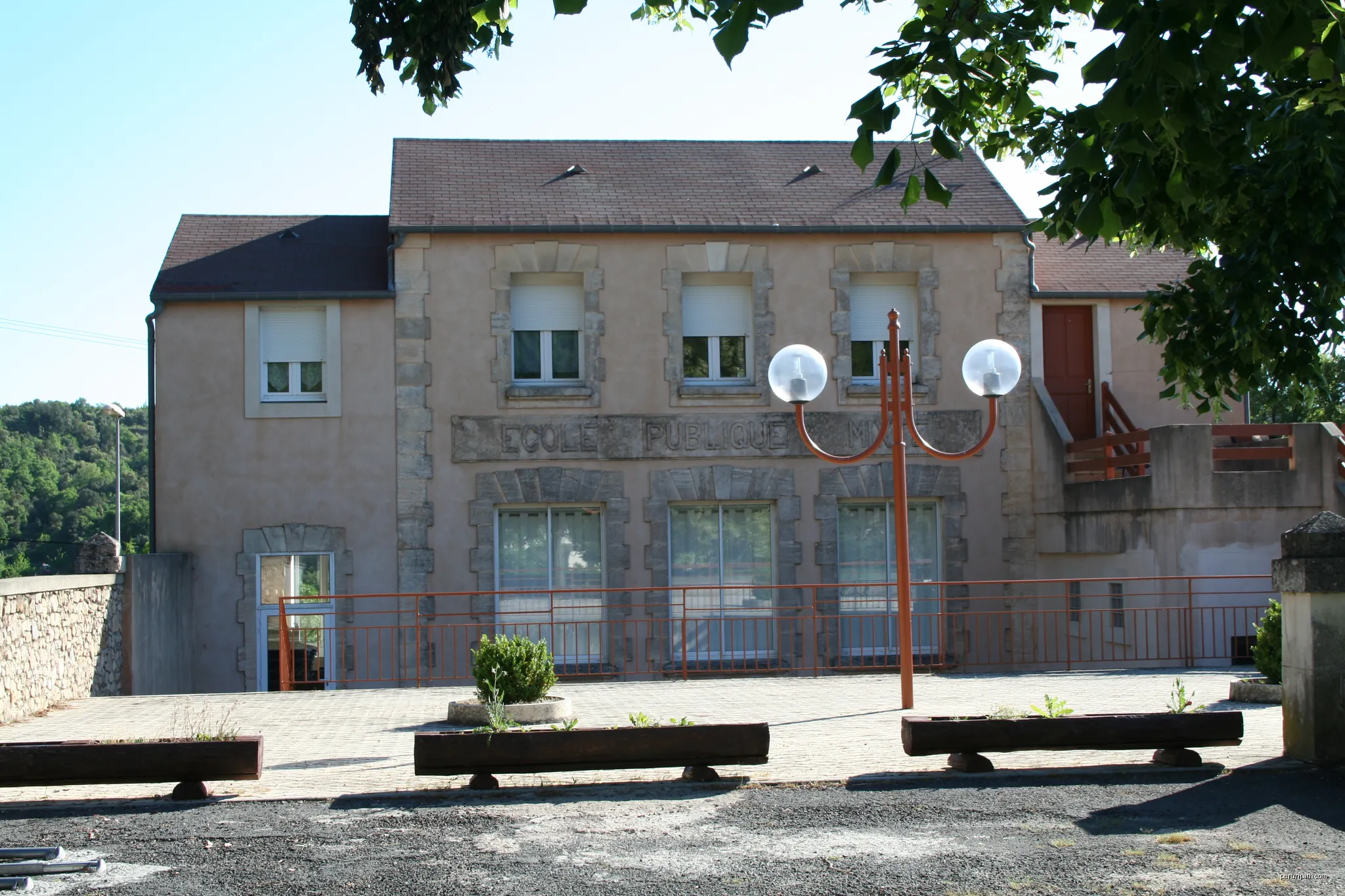 Taussac-la-Billière (Hérault) - école à Taussac. | Autor: Fagairolles 34 | Licencja: CC BY-SA 4.0 | Źródło: Wikimedia Commons