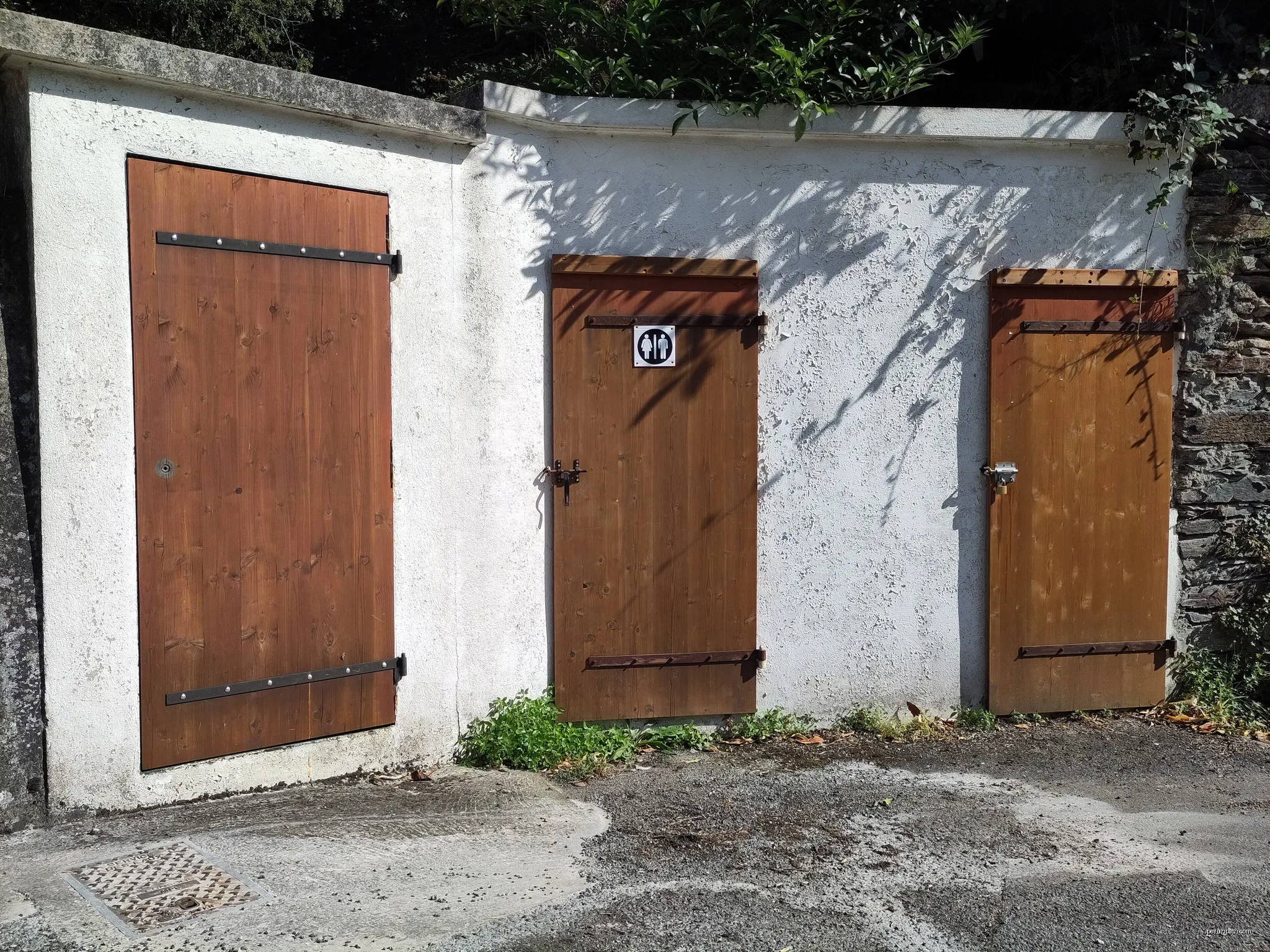 toilettes publiques | Autor: DDROMAGNY | Licencja: CC BY-SA 4.0 | Źródło: Wikimedia Commons