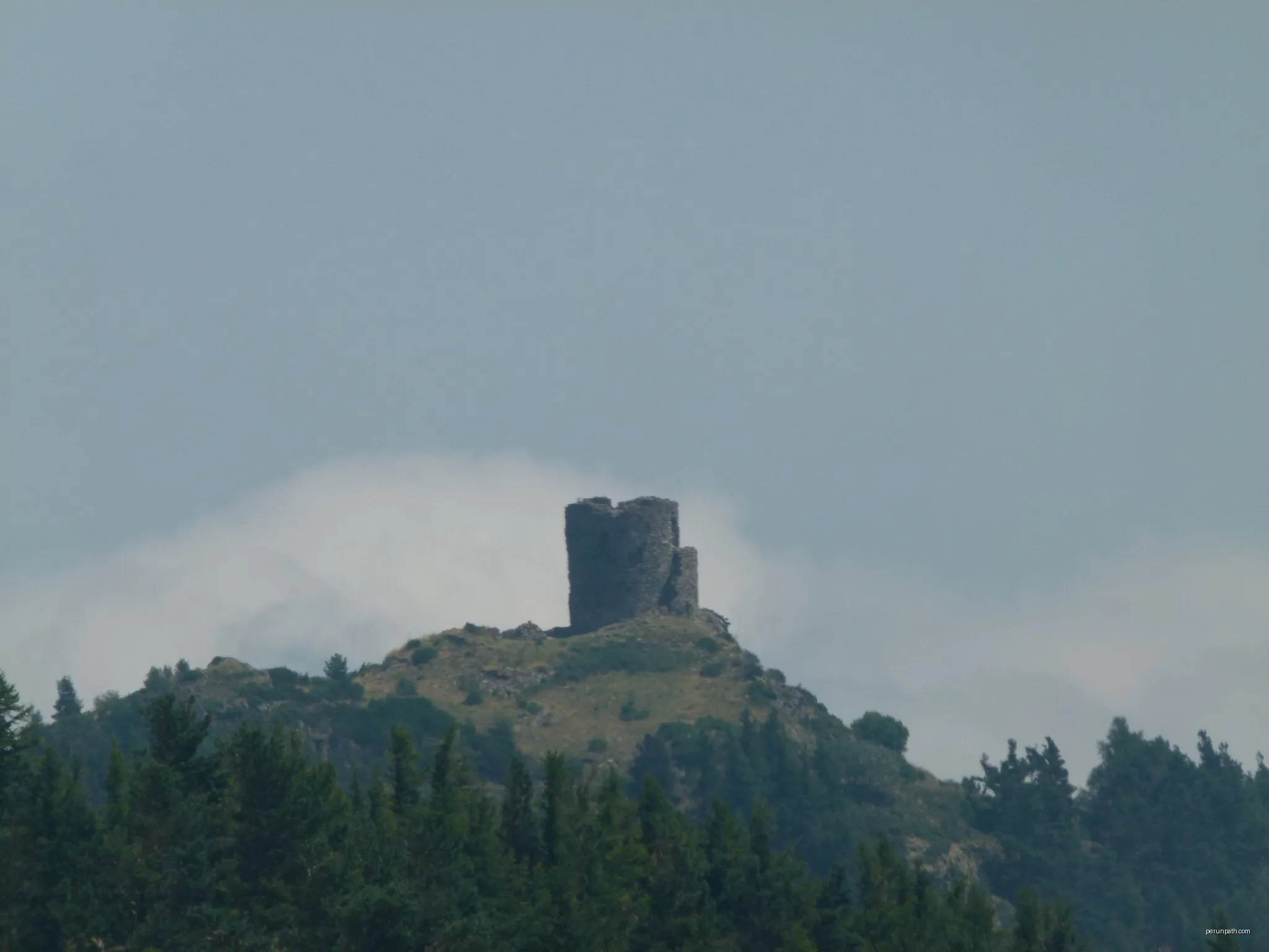 Vista de la Torre des del coll de la Descàrrega | Autor: Jordiipa | Licencja: CC BY-SA 4.0 | Źródło: Wikimedia Commons