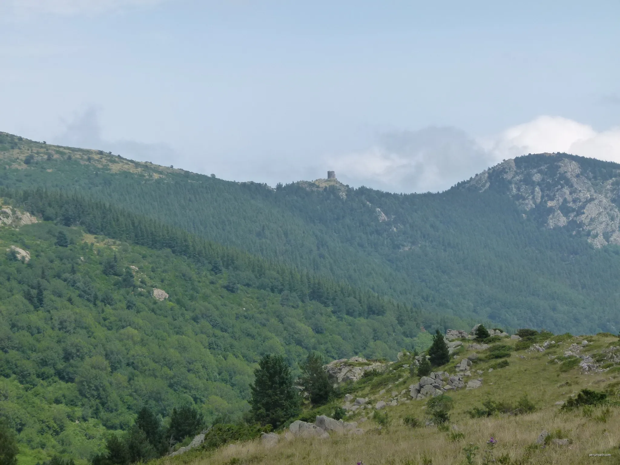 Torre de Vetera panorama des del coll de la Descàrrega | Autor: Jordiipa | Licencja: CC BY-SA 4.0 | Źródło: Wikimedia Commons