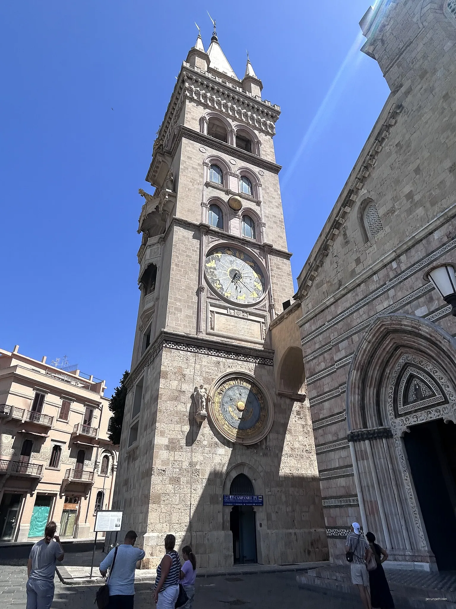 Vista della torre del Duomo di Messina che ospita l'Orologio astronomico | Autor: SonoGrazy | Licencja: CC BY-SA 4.0 | Źródło: Wikimedia Commons
