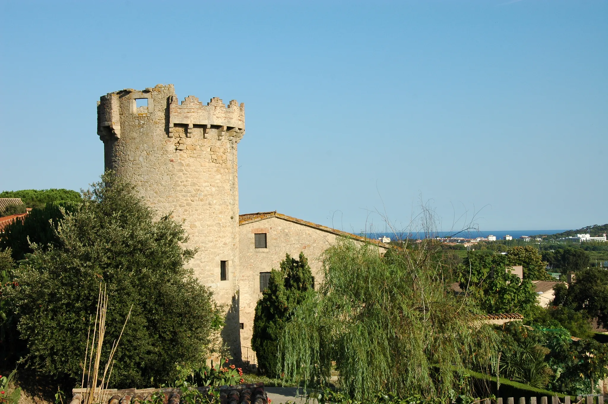 Vista de la Torre Seguera de Cal Rei o Cal Xai, amb el mar al fons. | Autor: Marc79 | Licencja: CC BY-SA 3.0 es | Źródło: Wikimedia Commons