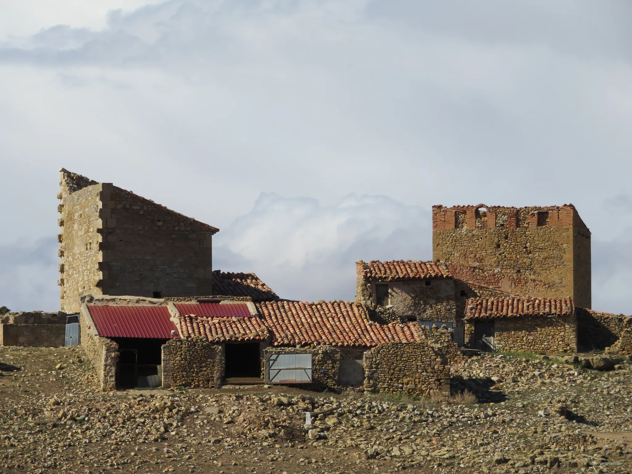 Torres de la Capellanía, Masía de la Fuente del Salz (Castellote, Teruel). | Autor: Juan Emilio Prades Bel | Licencja: CC BY 4.0 | Źródło: Wikimedia Commons