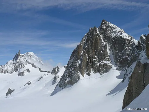 West face of Tour Ronde showing Gervasutti Couloir and the smaller Rebuffat Couloir to its left. The Dent du Geant is clearly visible in the distance. | Autor: David Bochot | Licencja: CC BY-SA 3.0 | Źródło: Wikimedia Commons