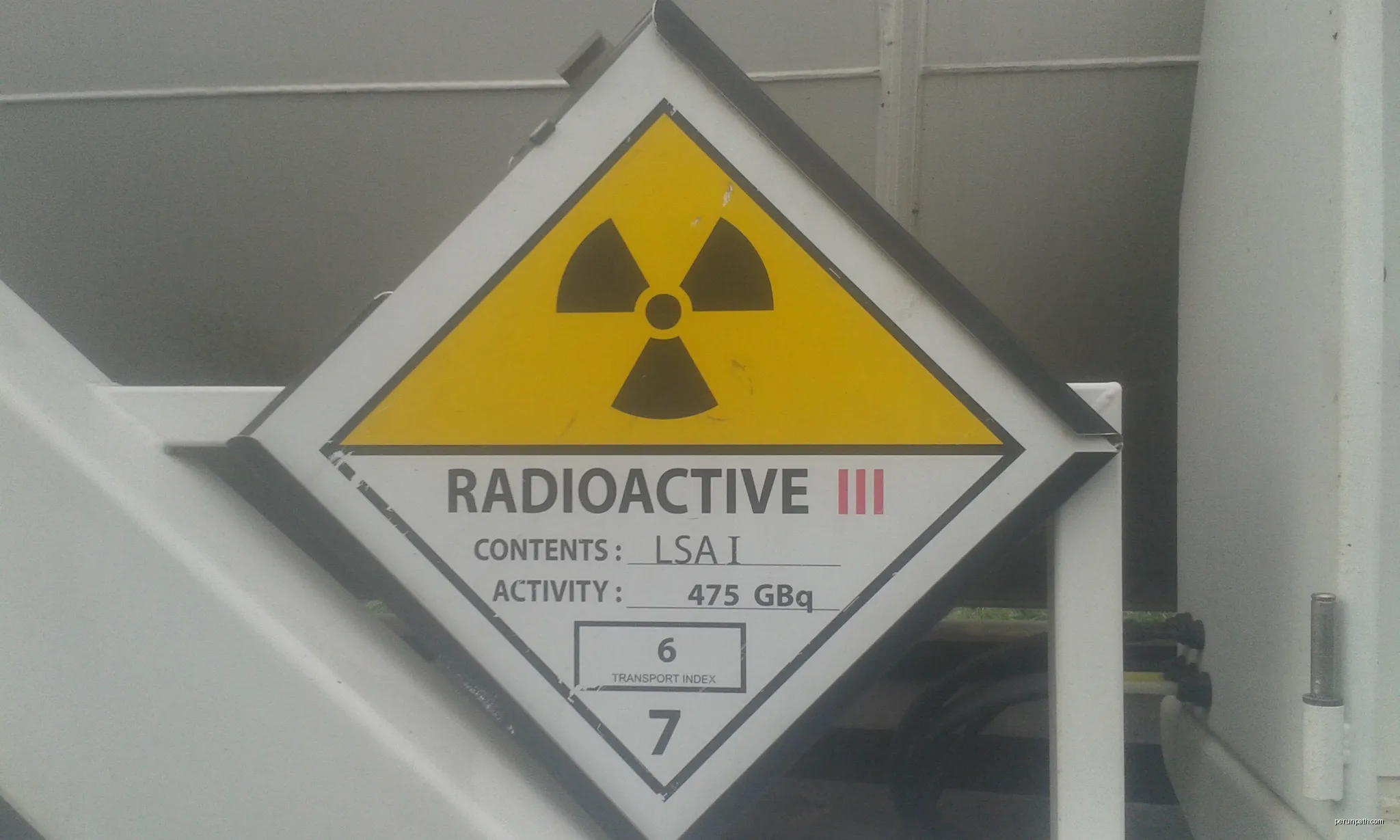 Cette photo d'un panneau de signalisation sur les parois latérales d'un conteneur d'uranium (UF4) a été prise lors du blocage d'un train par "stop uranium". | Autor: BalaiFaubert | Licencja: CC BY-SA 4.0 | Źródło: Wikimedia Commons