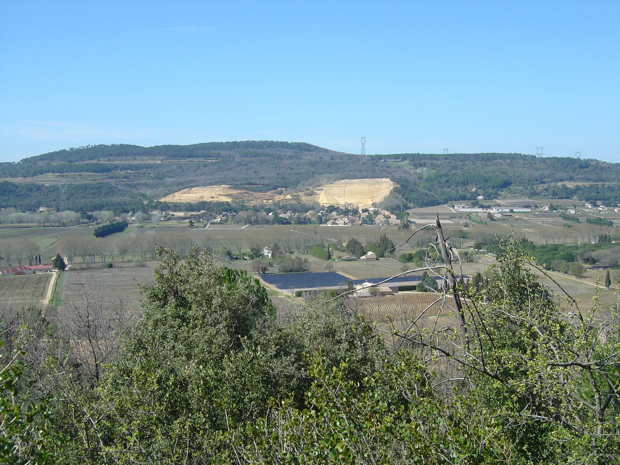 La carrière vue depuis la descente du plateau de Lacau vers le lieu-dit "Saint-Pierre" | Autor: RhôneA7 | Licencja: CC BY-SA 4.0 | Źródło: Wikimedia Commons