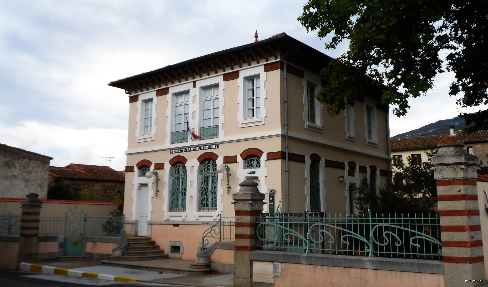 L'Hôtel des Postes à Tuchan | Autor: ArnoLagrange | Licencja: CC BY-SA 3.0 | Źródło: Wikimedia Commons