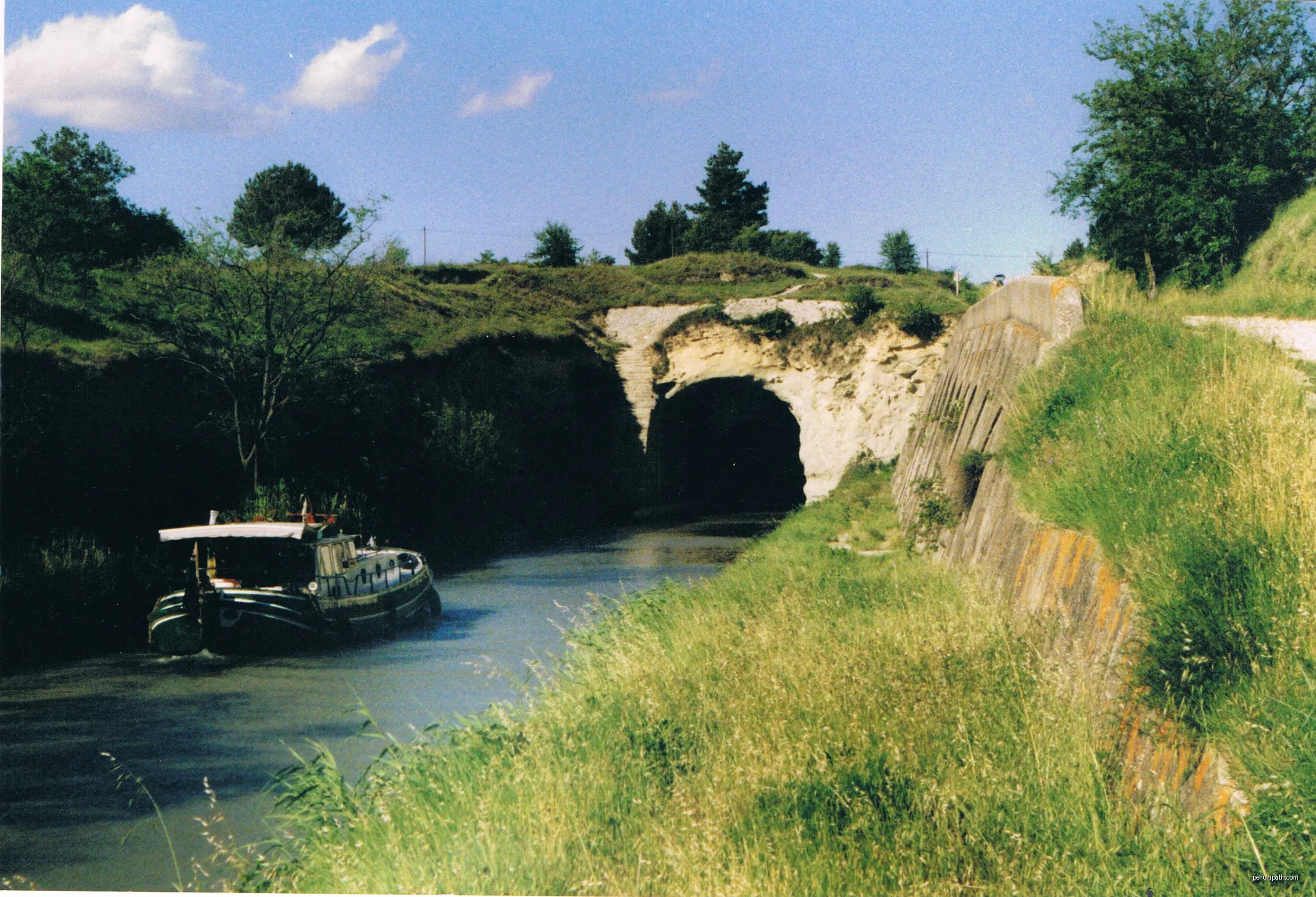 Ce tunnel a été creusé, en 1679-1680, par Pierre Paul RIQUET, dont il est le symbole, pour y faire passer le Canal du Midi. | Autor: Selmoval | Licencja: CC BY-SA 4.0 | Źródło: Wikimedia Commons