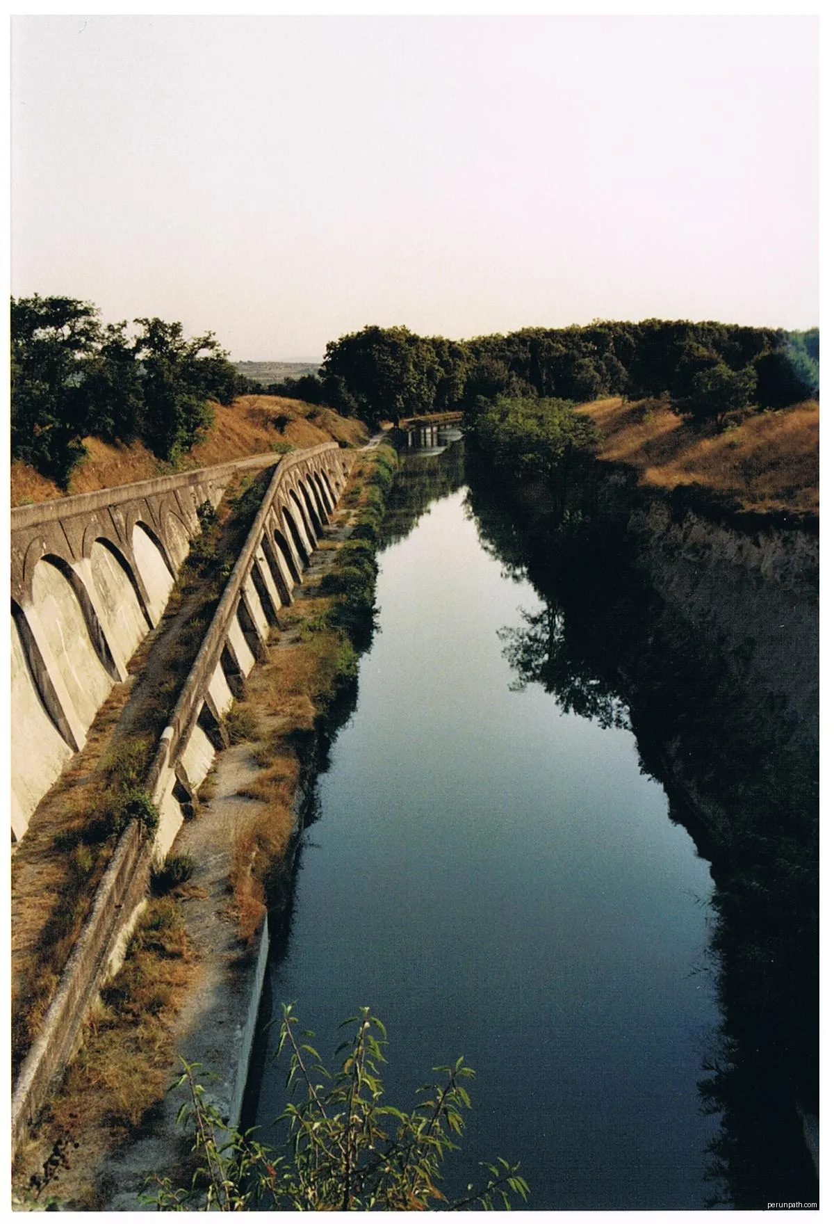 Ce tunnel a été creusé, en 1679-1680, par Pierre Paul RIQUET, dont il est le symbole, pour y faire passer le Canal du Midi. | Autor: Selmoval | Licencja: CC BY-SA 4.0 | Źródło: Wikimedia Commons