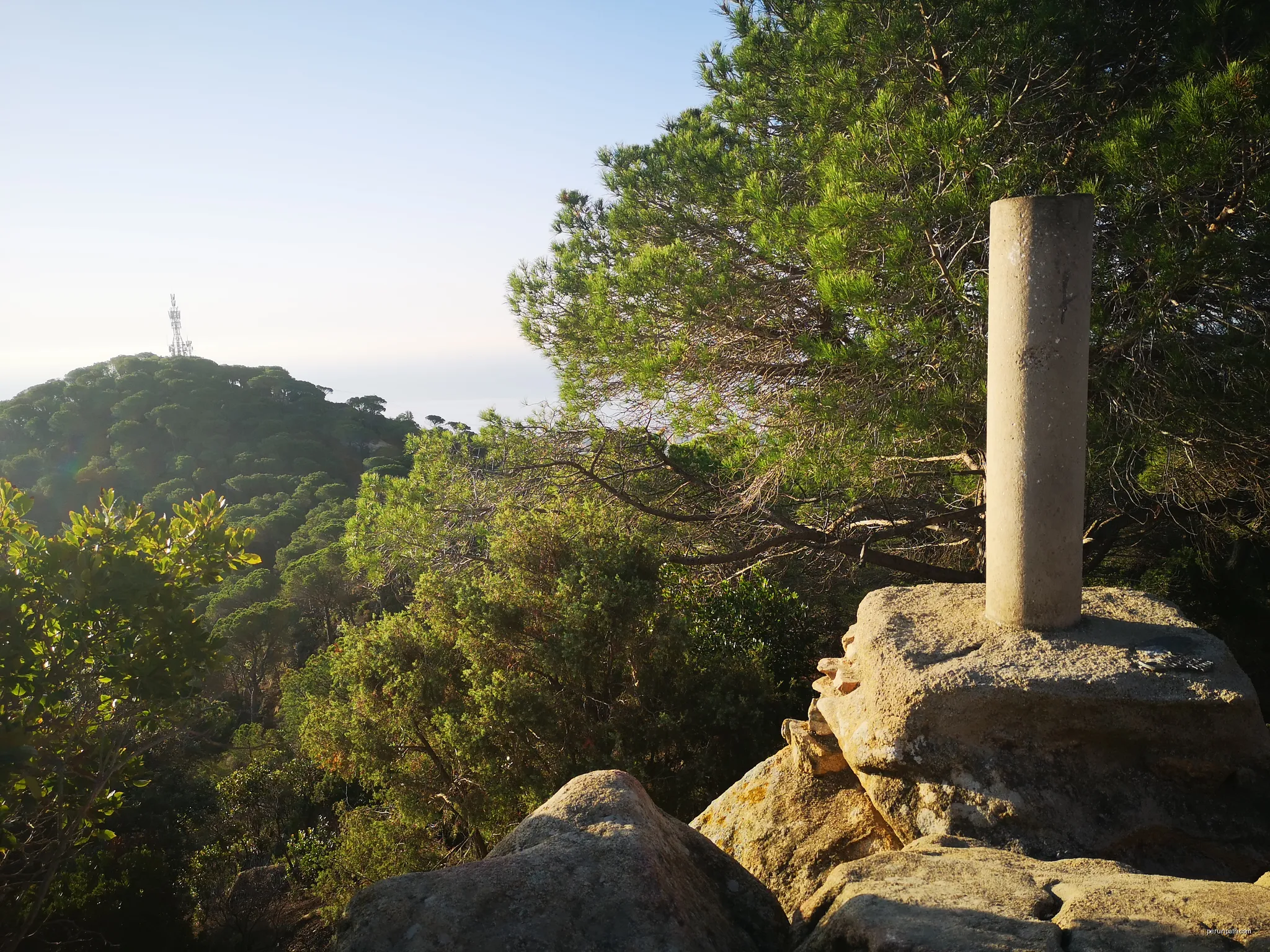 Cim del turó de l'Infern, al fons es pot veure el repetidor del  Montcabrer. | Autor: Quico Iglesias | Licencja: CC BY-SA 4.0 | Źródło: Wikimedia Commons