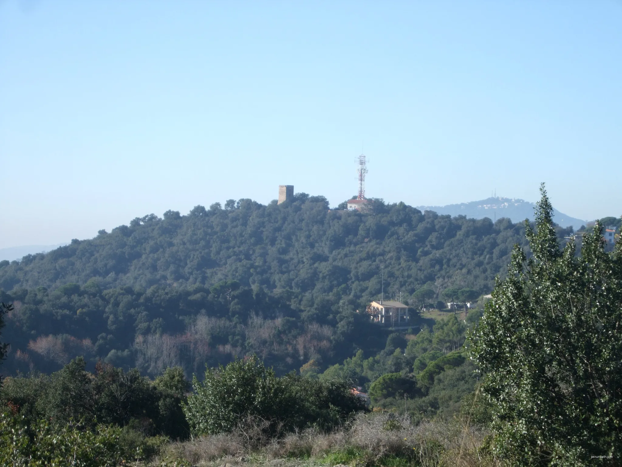View of Montagut (218 m) from Turó d'en Serra, Malgrat de Mar. | Autor: Jmercader | Licencja: CC BY-SA 3.0 | Źródło: Wikimedia Commons
