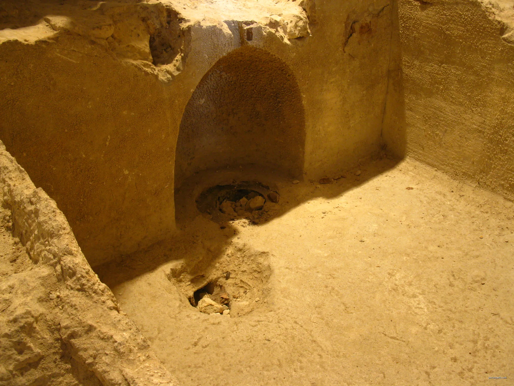 Tuyau d'évacuation dans le bassin des carmélites de la maison du fontainier | Autor: Racinaire | Licencja: CC BY-SA 3.0 | Źródło: Wikimedia Commons