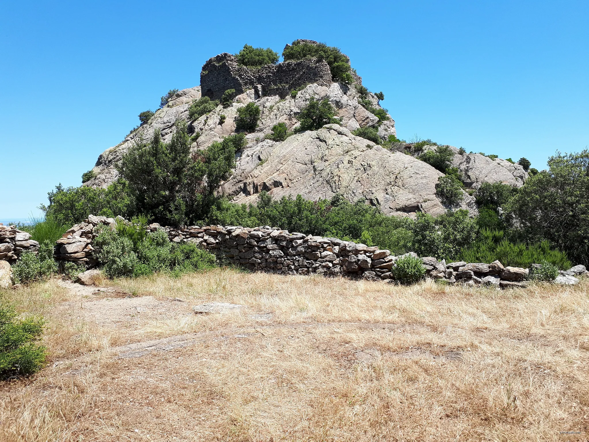 Vue depuis le Coll del Buc vers les ruines du château d'Ultrera, Pyrénées-Orientales, 66. | Autor: Alan Mattingly | Licencja: CC BY-SA 4.0 | Źródło: Wikimedia Commons