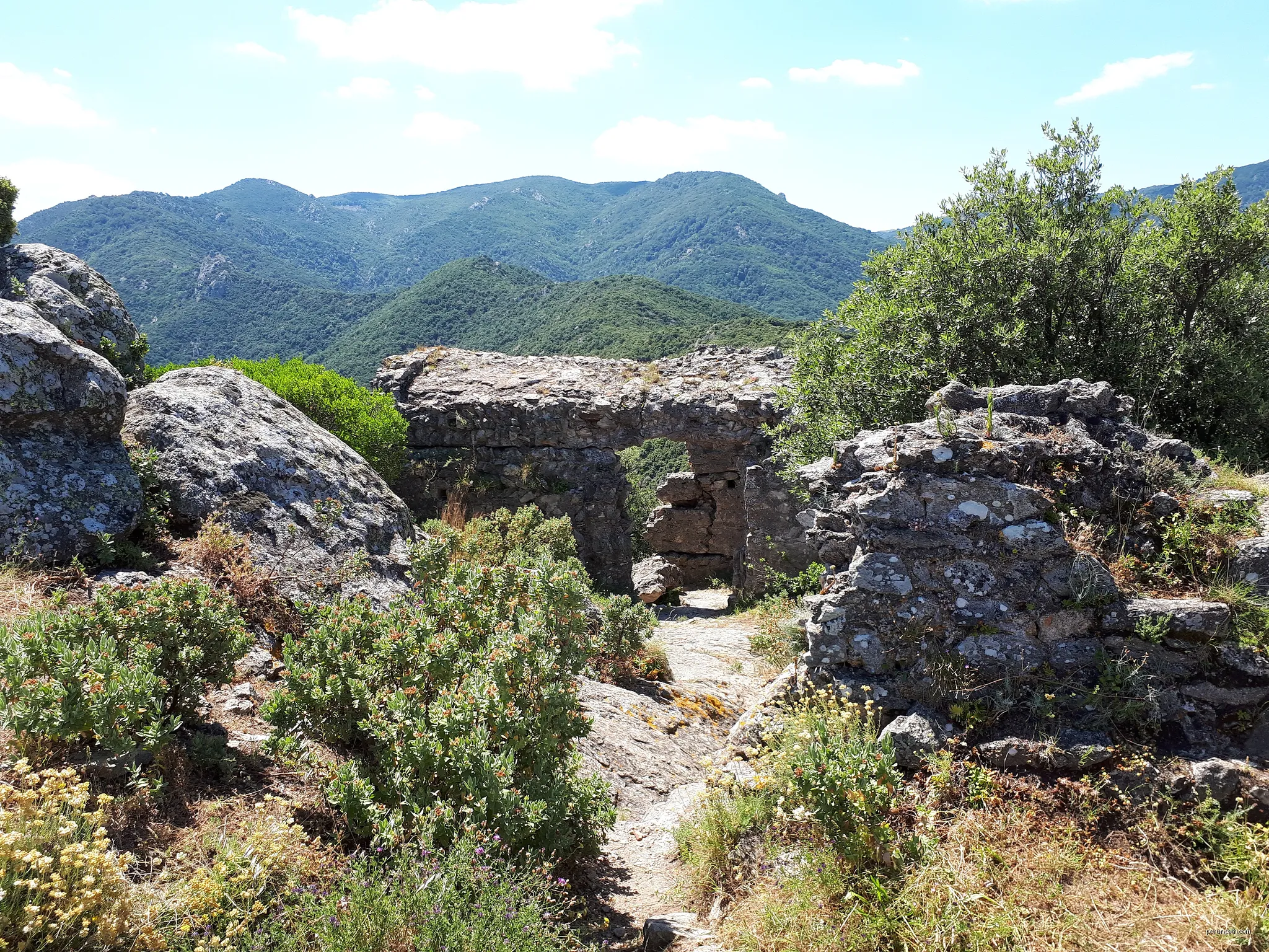 Une partie des ruines du château d'Ultrera, Argelès-sur-Mer, Pyrénées-Orientales, 66. | Autor: Alan Mattingly | Licencja: CC BY-SA 4.0 | Źródło: Wikimedia Commons