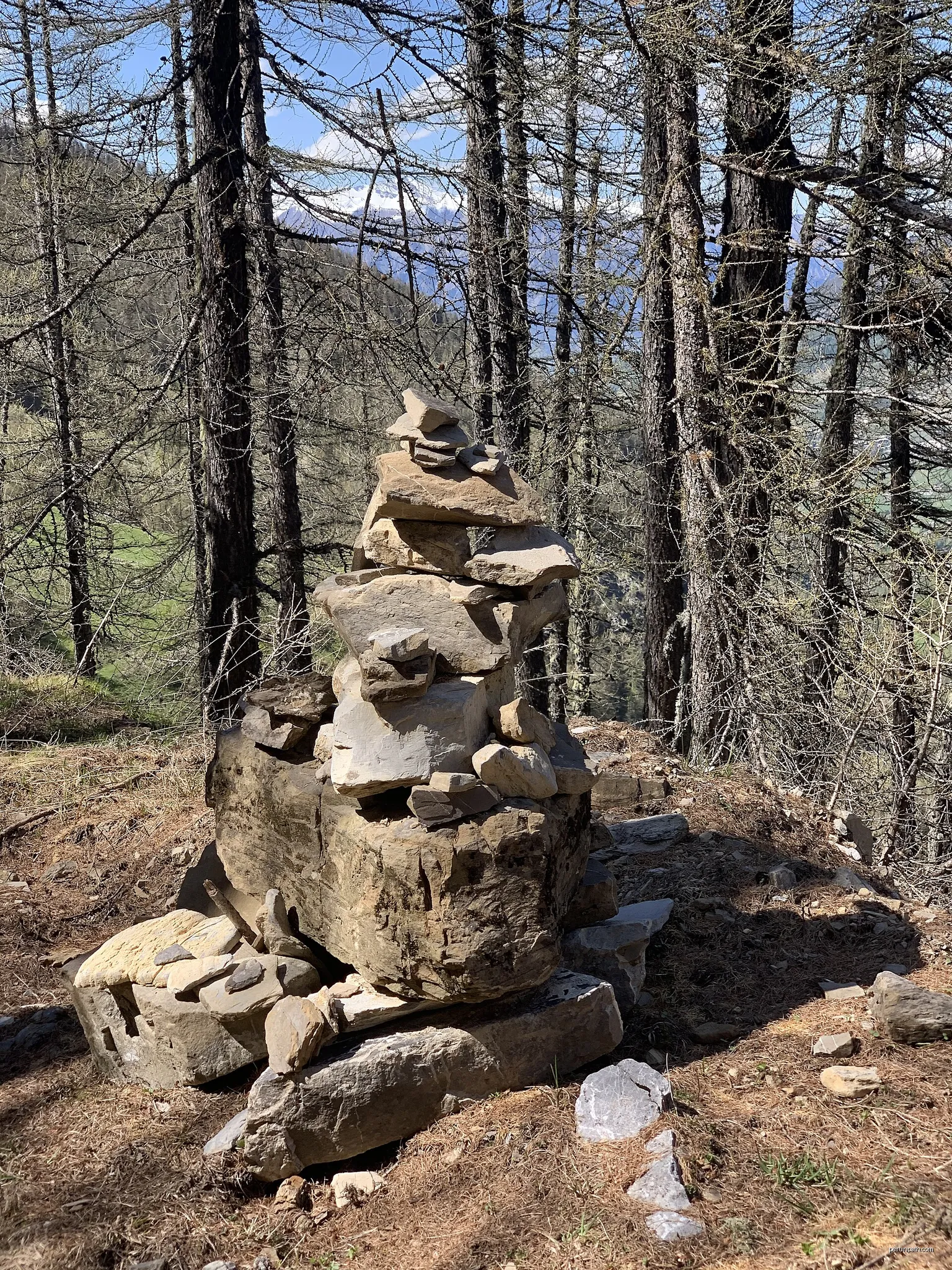Un cairn aux Orres (proximité source de Jérusalem). | Autor: Benoît Prieur | Licencja: CC0 | Źródło: Wikimedia Commons