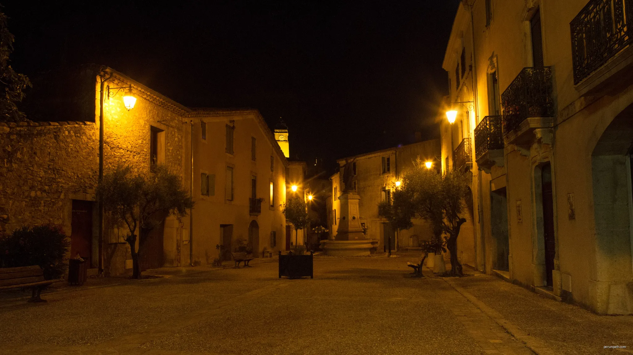 Un village, la nuit | Autor: jacme31 | Licencja: CC BY-SA 2.0 | Źródło: Wikimedia Commons