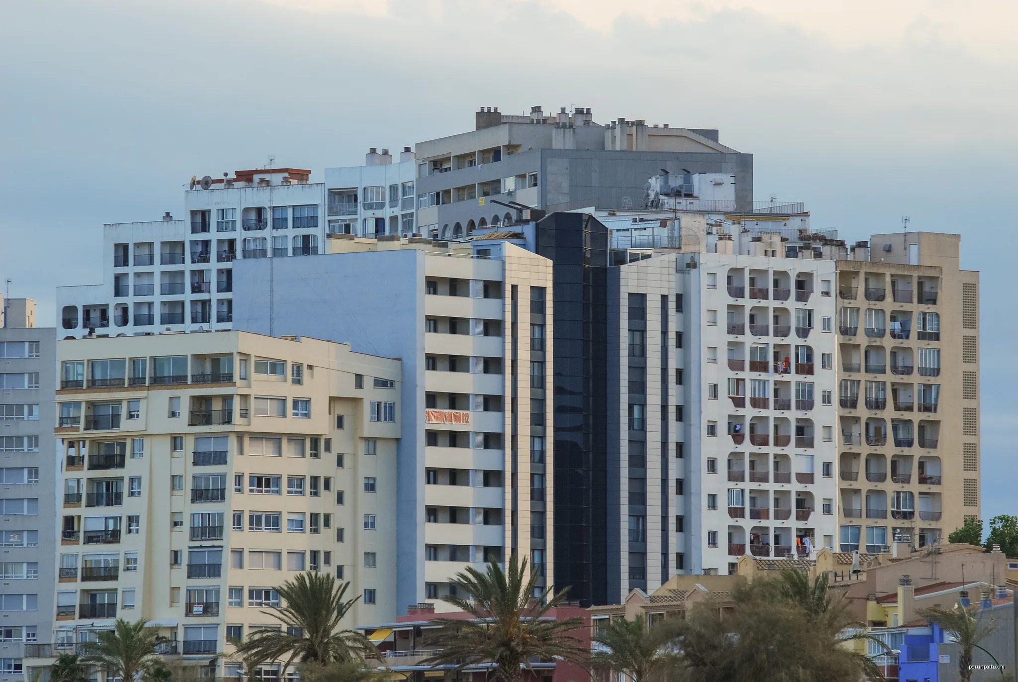 A cluster of highrises that are a landmark of Empuriabrava, a vacation town that mainly consists of smaller buildings. | Autor: DXR | Licencja: CC BY-SA 4.0 | Źródło: Wikimedia Commons