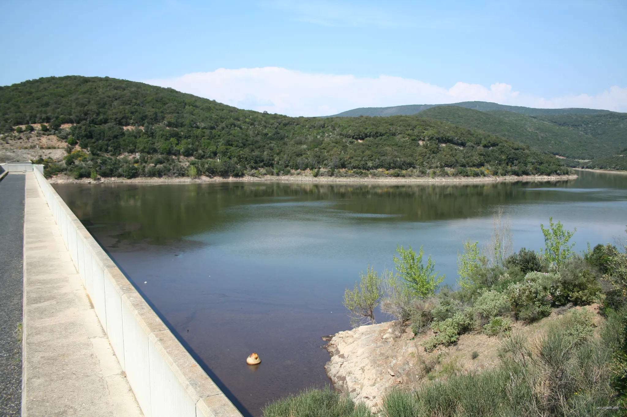 Lac des Olivettes (Vailhan - Hérault) | Autor: Fagairolles 34 | Licencja: CC BY-SA 4.0 | Źródło: Wikimedia Commons