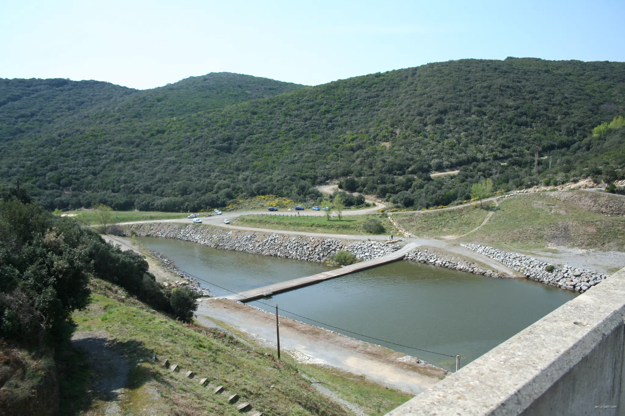 Rivière Peyne, après le barrage des Olivettes (Vailhan - Hérault) | Autor: Fagairolles 34 | Licencja: CC BY-SA 4.0 | Źródło: Wikimedia Commons
