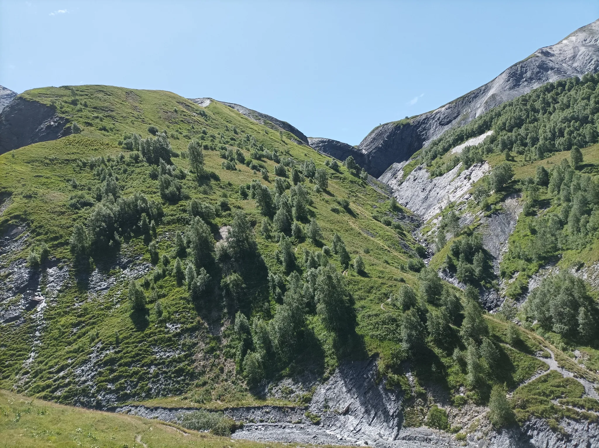 Vue sur la vallée de l'Arvettaz sur le chemin menant au col des Près nouveaux en juillet 2025. | Autor: Nouill | Licencja: CC BY 4.0 | Źródło: Wikimedia Commons