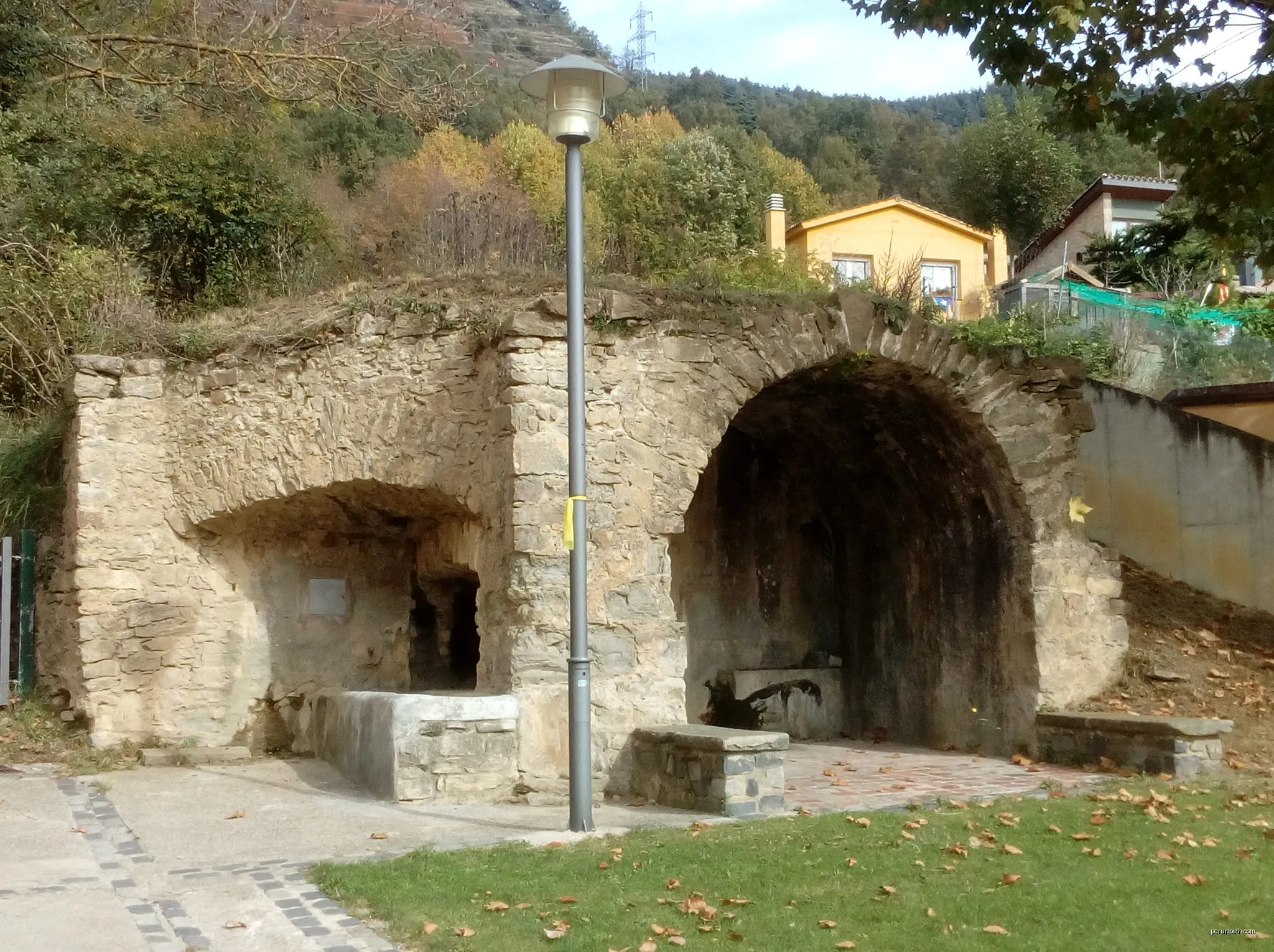 Former fountain in Vallfogona de Ripollès, Spain | Autor: Jack_ma | Licencja: CC BY-SA 4.0 | Źródło: Wikimedia Commons